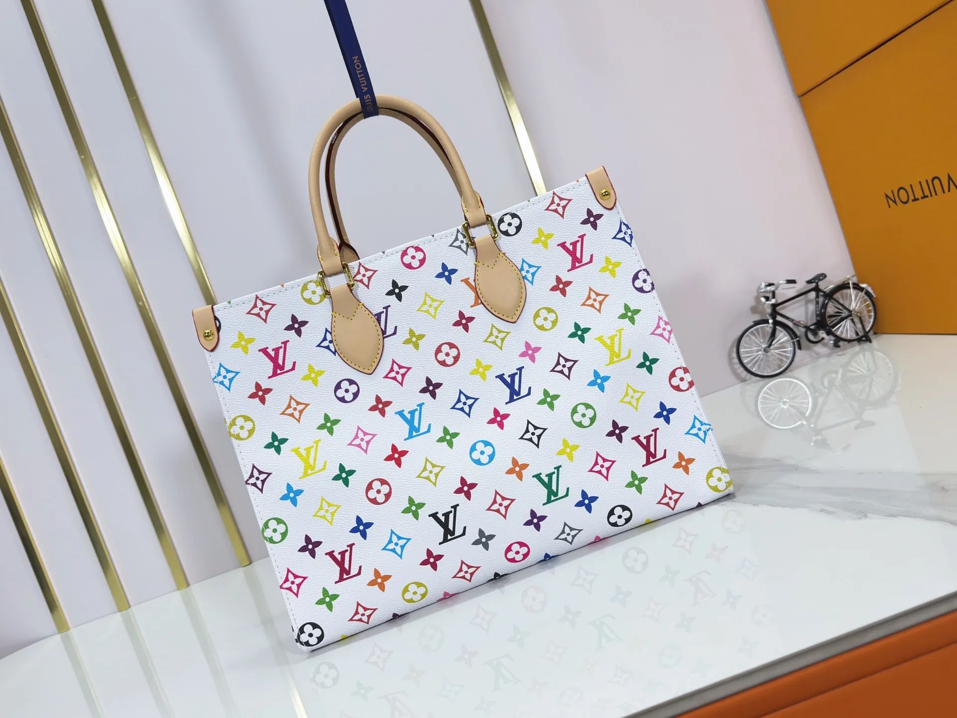 P260 upgrades original M45495 M13081 M45039, M45321! ONTHEGO Medium Handbag The Onthego medium handbag is decorated with classic Monogram canvas and Monogram Reverse canvas on both sides, showing different styles at will. Toron's dual handles and shoulder strap allow for a variety of carrying options. Detailed features 35 x 27 x 14 cm (length x height x width)