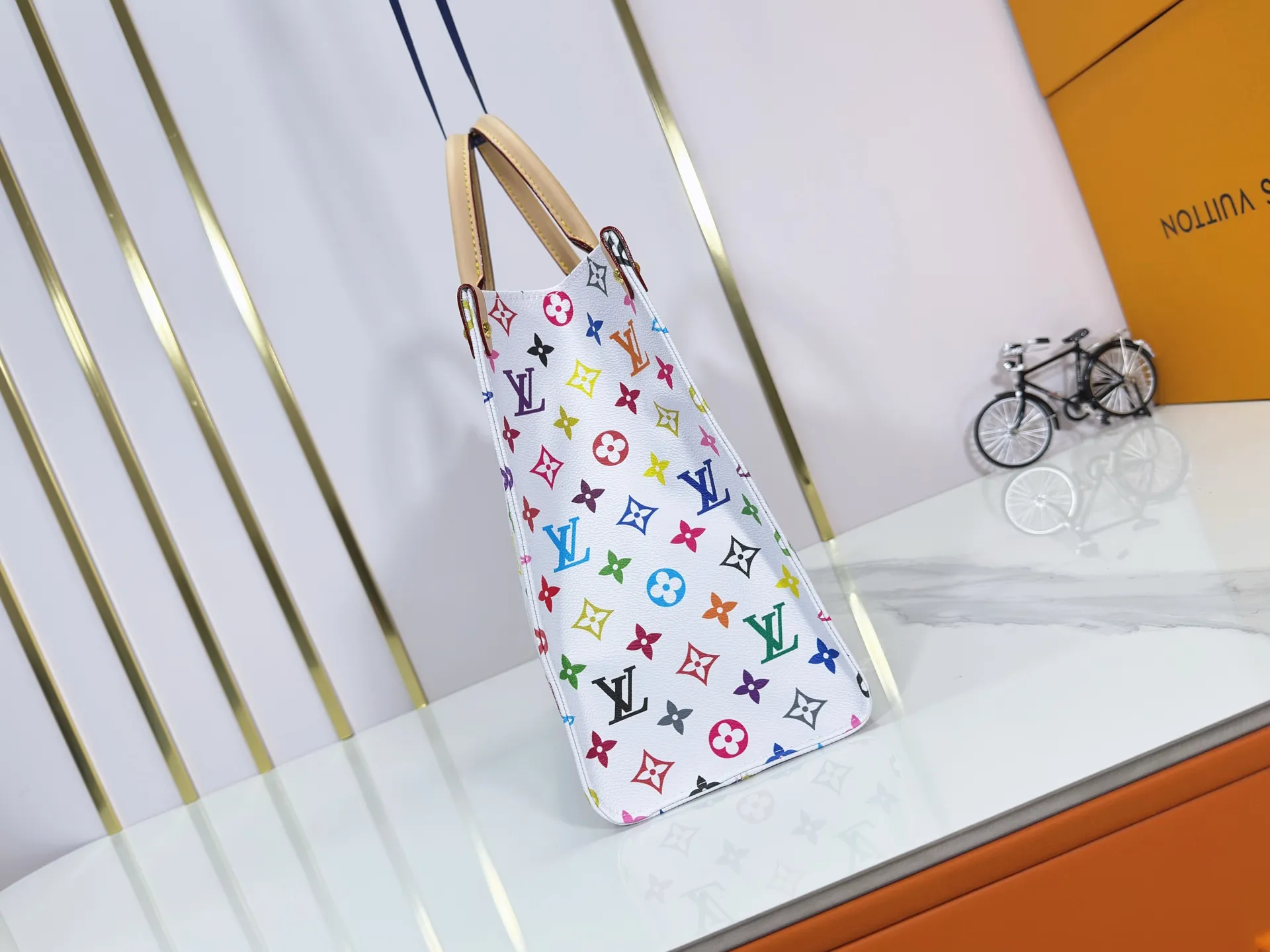 P260 upgrades original M45495 M13081 M45039, M45321! ONTHEGO Medium Handbag The Onthego medium handbag is decorated with classic Monogram canvas and Monogram Reverse canvas on both sides, showing different styles at will. Toron's dual handles and shoulder strap allow for a variety of carrying options. Detailed features 35 x 27 x 14 cm (length x height x width)