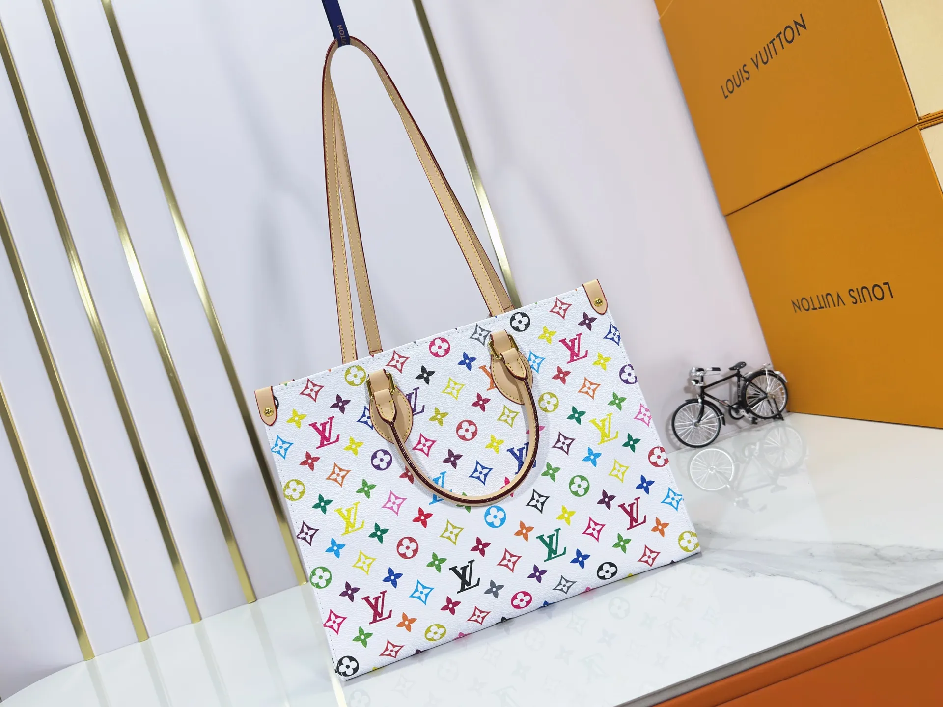 P260 upgrades original M45495 M13081 M45039, M45321! ONTHEGO Medium Handbag The Onthego medium handbag is decorated with classic Monogram canvas and Monogram Reverse canvas on both sides, showing different styles at will. Toron's dual handles and shoulder strap allow for a variety of carrying options. Detailed features 35 x 27 x 14 cm (length x height x width)