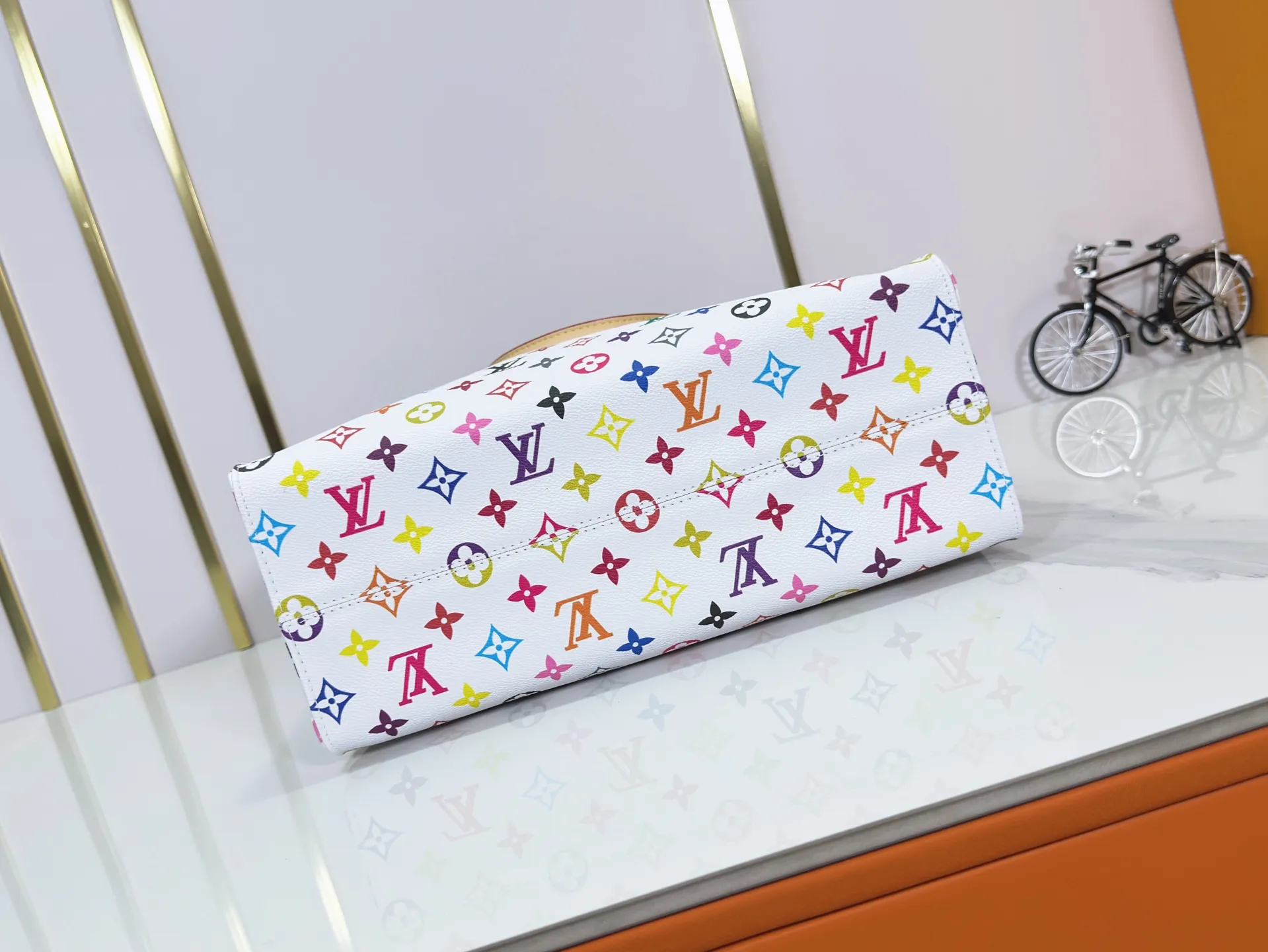 P260 upgrades original M45495 M13081 M45039, M45321! ONTHEGO Medium Handbag The Onthego medium handbag is decorated with classic Monogram canvas and Monogram Reverse canvas on both sides, showing different styles at will. Toron's dual handles and shoulder strap allow for a variety of carrying options. Detailed features 35 x 27 x 14 cm (length x height x width)