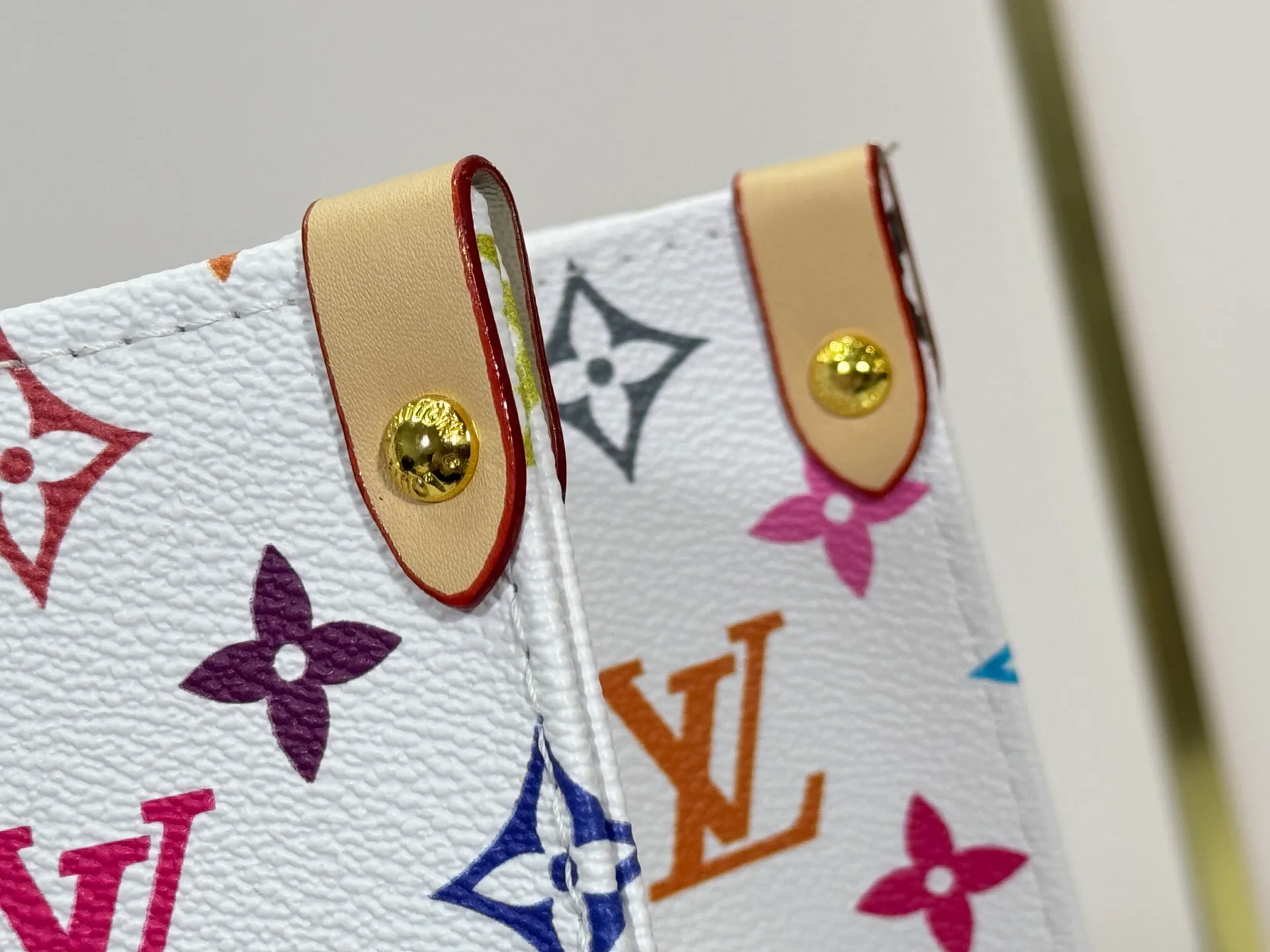 P260 upgrades original M45495 M13081 M45039, M45321! ONTHEGO Medium Handbag The Onthego medium handbag is decorated with classic Monogram canvas and Monogram Reverse canvas on both sides, showing different styles at will. Toron's dual handles and shoulder strap allow for a variety of carrying options. Detailed features 35 x 27 x 14 cm (length x height x width)