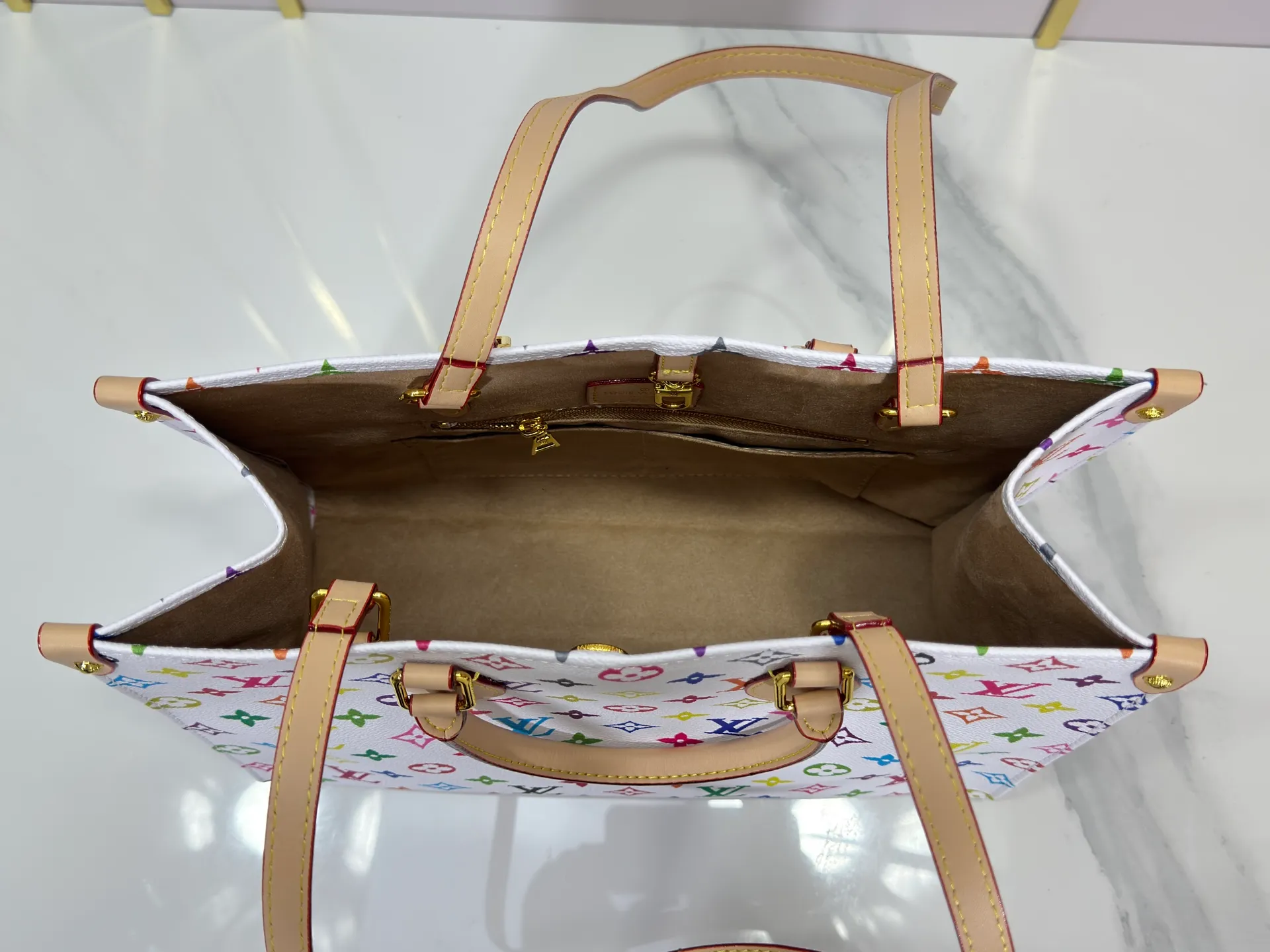 P260 upgrades original M45495 M13081 M45039, M45321! ONTHEGO Medium Handbag The Onthego medium handbag is decorated with classic Monogram canvas and Monogram Reverse canvas on both sides, showing different styles at will. Toron's dual handles and shoulder strap allow for a variety of carrying options. Detailed features 35 x 27 x 14 cm (length x height x width)