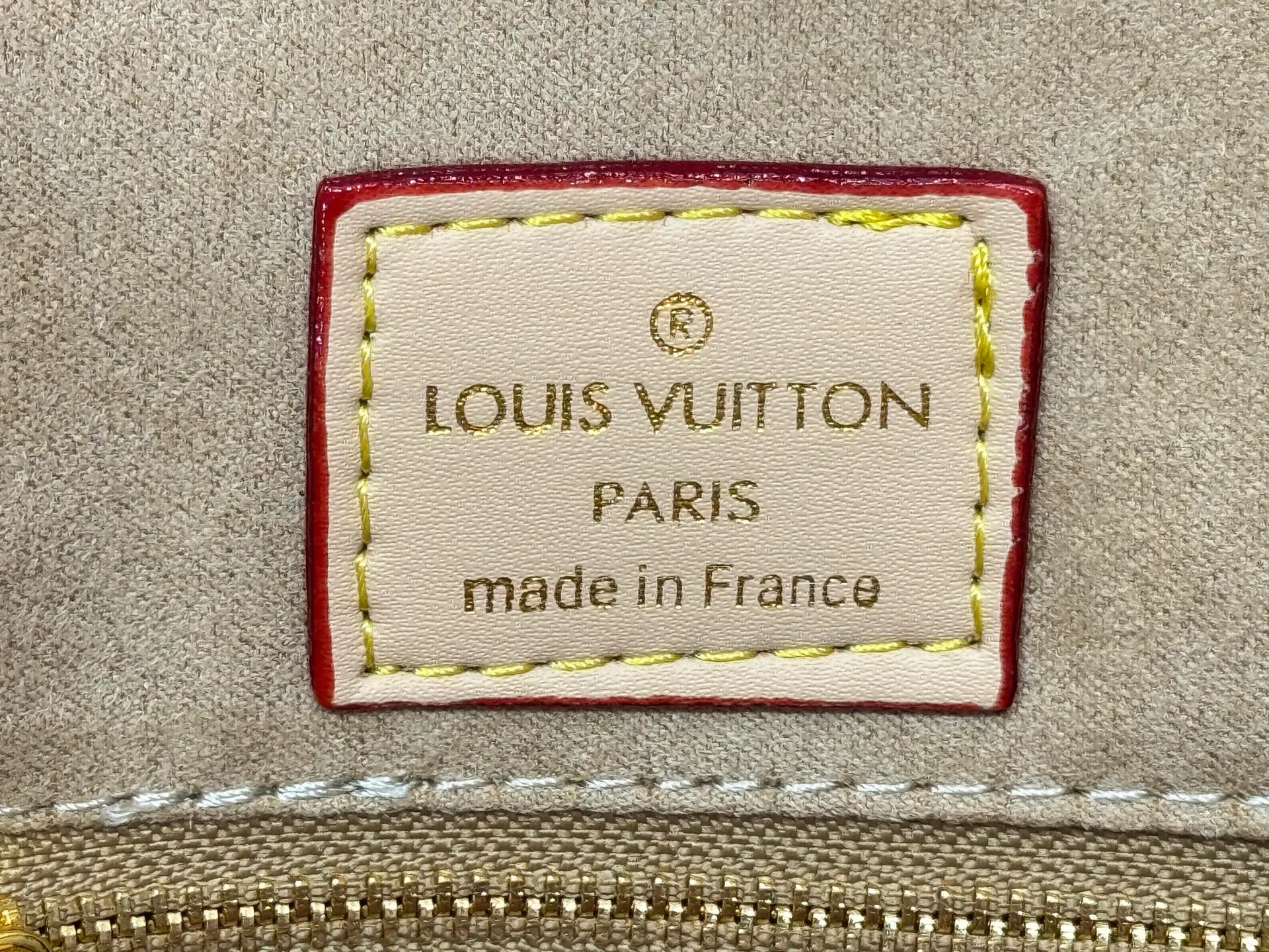 P260 upgrades original M45495 M13081 M45039, M45321! ONTHEGO Medium Handbag The Onthego medium handbag is decorated with classic Monogram canvas and Monogram Reverse canvas on both sides, showing different styles at will. Toron's dual handles and shoulder strap allow for a variety of carrying options. Detailed features 35 x 27 x 14 cm (length x height x width)