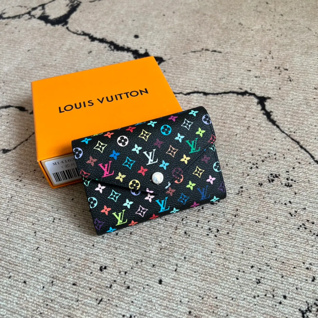 Factory price 340 Top original order M14163 black color This replica version of the Victorine wallet from the Louis Vuitton x Murakami series is small and exquisite. The colorful Monogram pattern reinterprets Louis Vuitton's classic logo with the famous rainbow tones of Japanese artist Takashi Murakami. The wallet is made of coated canvas with fine cowhide lining and silver-tone hardware. It has a zippered coin compartment and multiple interior compartments for banknotes and business cards. 12 x 9.5 x 2.5 cm (length x height x width)