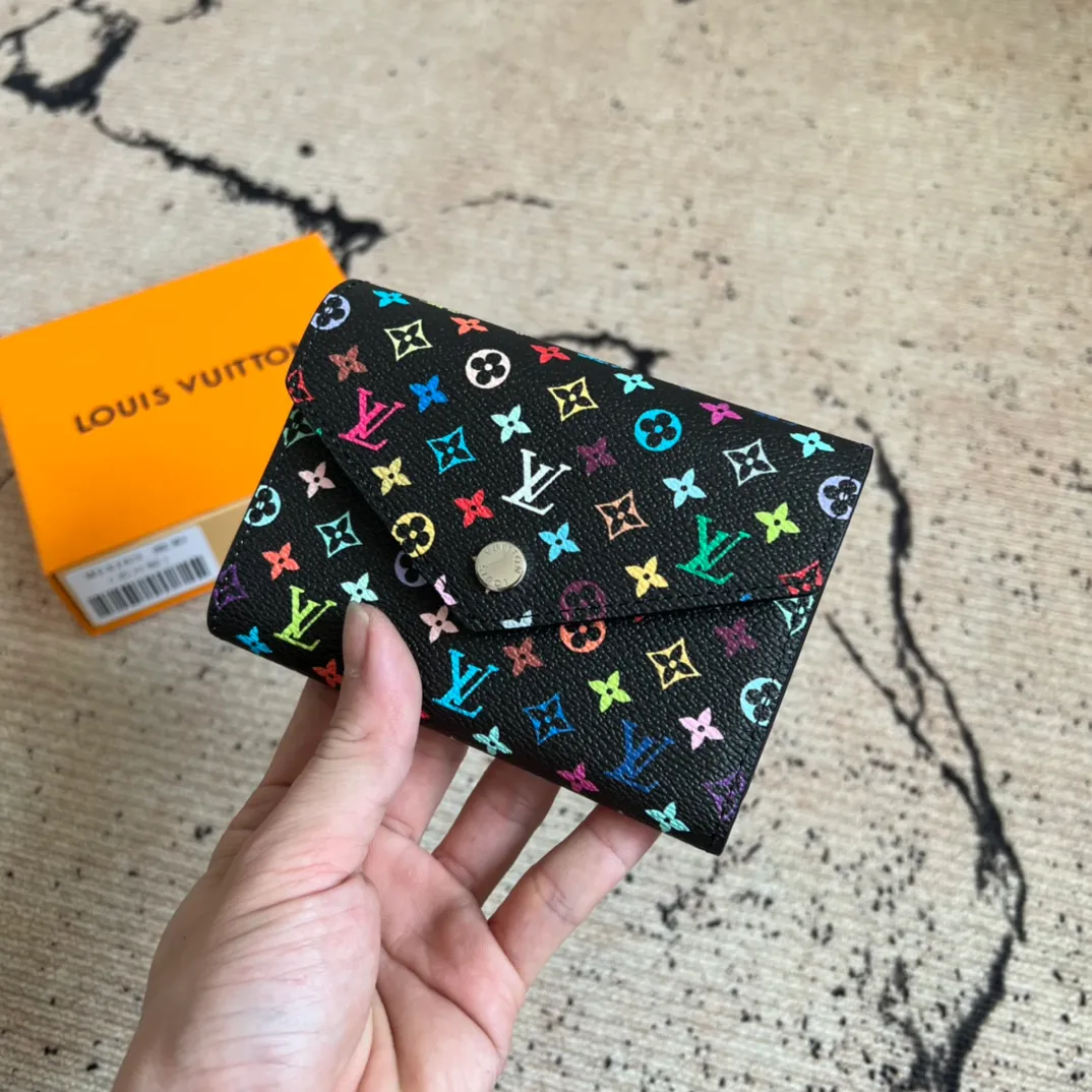 Factory price 340 Top original order M14163 black color This replica version of the Victorine wallet from the Louis Vuitton x Murakami series is small and exquisite. The colorful Monogram pattern reinterprets Louis Vuitton's classic logo with the famous rainbow tones of Japanese artist Takashi Murakami. The wallet is made of coated canvas with fine cowhide lining and silver-tone hardware. It has a zippered coin compartment and multiple interior compartments for banknotes and business cards. 12 x 9.5 x 2.5 cm (length x height x width)