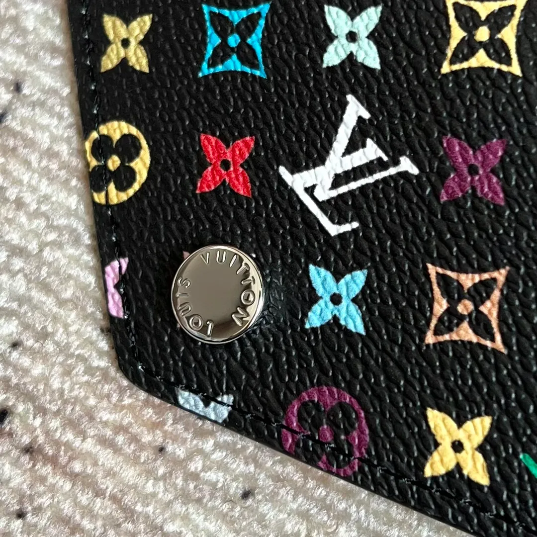 Factory price 340 Top original order M14163 black color This replica version of the Victorine wallet from the Louis Vuitton x Murakami series is small and exquisite. The colorful Monogram pattern reinterprets Louis Vuitton's classic logo with the famous rainbow tones of Japanese artist Takashi Murakami. The wallet is made of coated canvas with fine cowhide lining and silver-tone hardware. It has a zippered coin compartment and multiple interior compartments for banknotes and business cards. 12 x 9.5 x 2.5 cm (length x height x width)