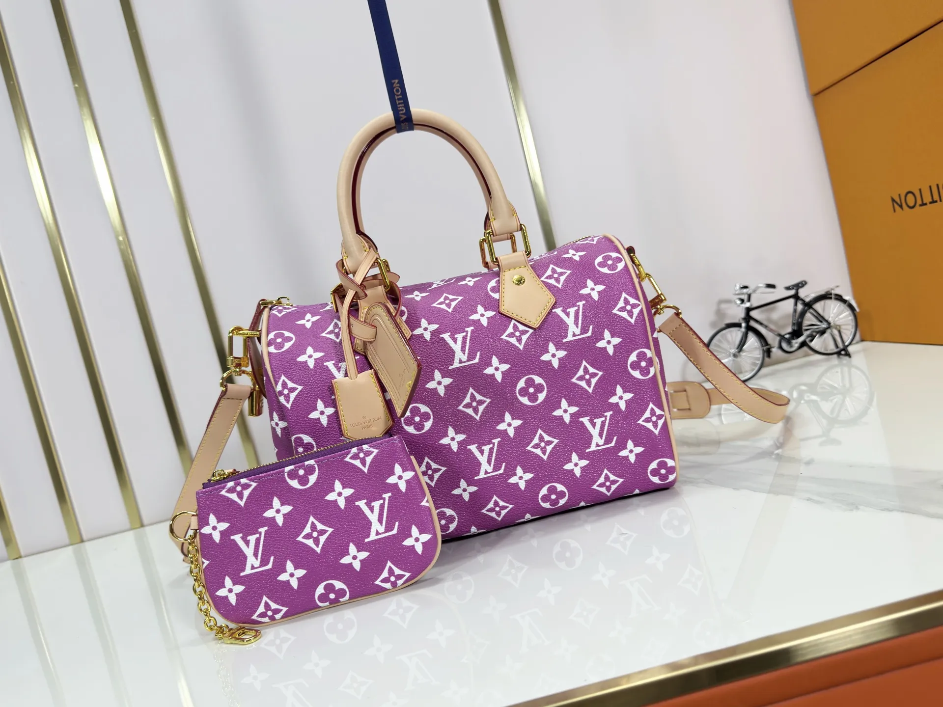 P280 Upgraded original M24426 M24425 M24424 M24423 M24443 M This Speedy Bandoulière 25 Monogram Leather handbag is made of soft cow leather and uses Monogram pattern to reproduce the elegant look and feel of canvas printing. Dazzling metal hardware, sheepskin lining and nameplate all reflect Creative Director Pharrell Williams' relentless attention to detail. Dimensions: 25.0 x 15.0 x 15.0 cm (length x height x width)