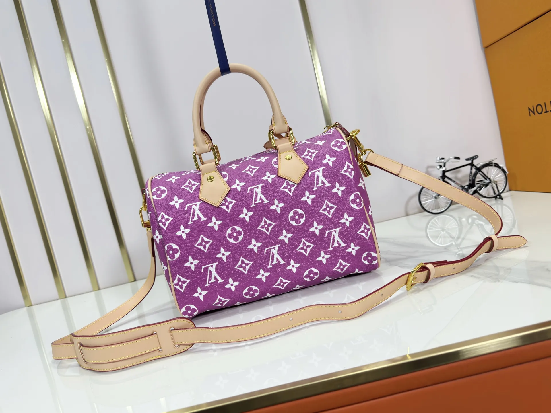 P280 Upgraded original M24426 M24425 M24424 M24423 M24443 M This Speedy Bandoulière 25 Monogram Leather handbag is made of soft cow leather and uses Monogram pattern to reproduce the elegant look and feel of canvas printing. Dazzling metal hardware, sheepskin lining and nameplate all reflect Creative Director Pharrell Williams' relentless attention to detail. Dimensions: 25.0 x 15.0 x 15.0 cm (length x height x width)