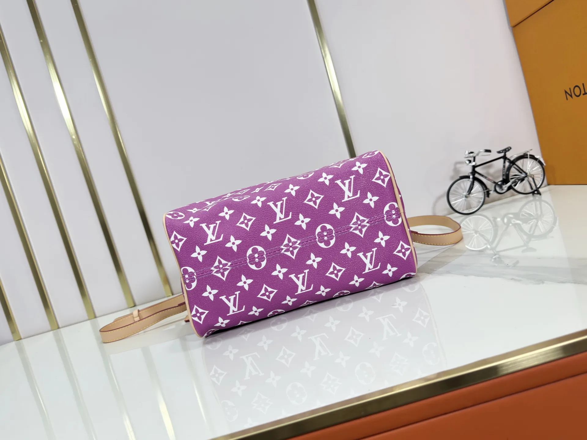 P280 Upgraded original M24426 M24425 M24424 M24423 M24443 M This Speedy Bandoulière 25 Monogram Leather handbag is made of soft cow leather and uses Monogram pattern to reproduce the elegant look and feel of canvas printing. Dazzling metal hardware, sheepskin lining and nameplate all reflect Creative Director Pharrell Williams' relentless attention to detail. Dimensions: 25.0 x 15.0 x 15.0 cm (length x height x width)