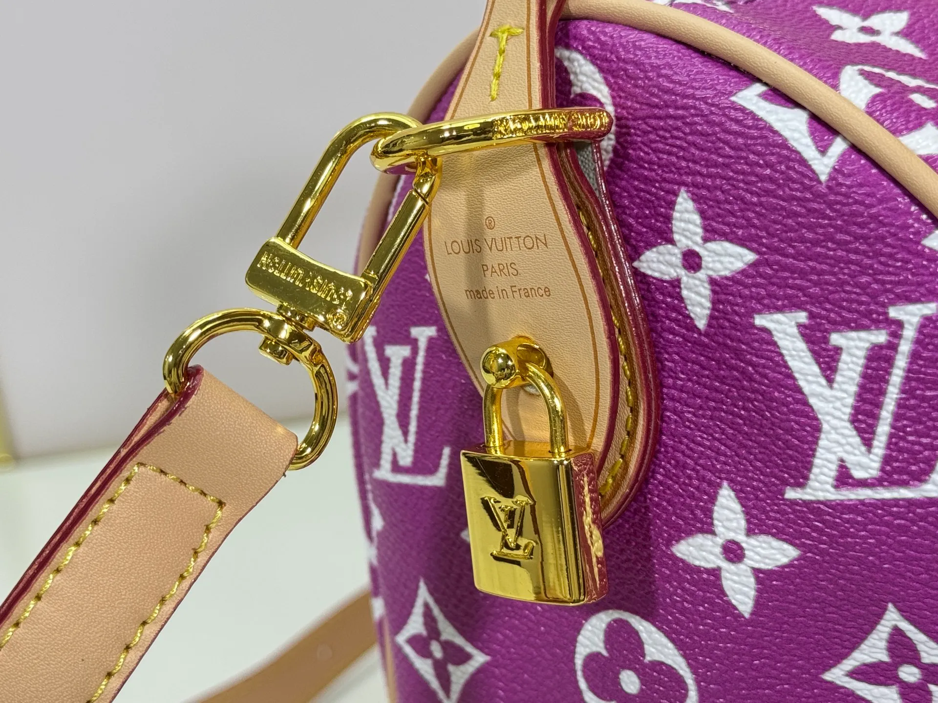 P280 Upgraded original M24426 M24425 M24424 M24423 M24443 M This Speedy Bandoulière 25 Monogram Leather handbag is made of soft cow leather and uses Monogram pattern to reproduce the elegant look and feel of canvas printing. Dazzling metal hardware, sheepskin lining and nameplate all reflect Creative Director Pharrell Williams' relentless attention to detail. Dimensions: 25.0 x 15.0 x 15.0 cm (length x height x width)