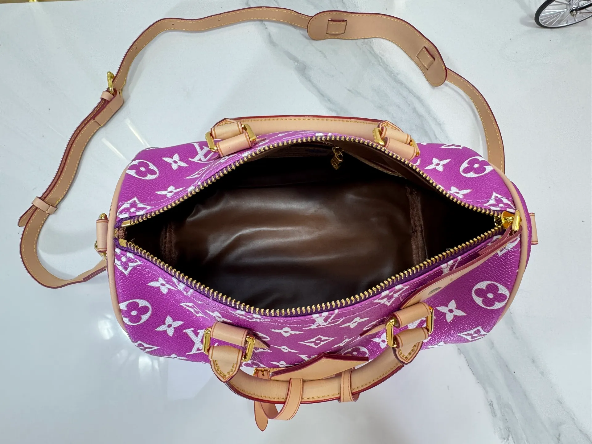 P280 Upgraded original M24426 M24425 M24424 M24423 M24443 M This Speedy Bandoulière 25 Monogram Leather handbag is made of soft cow leather and uses Monogram pattern to reproduce the elegant look and feel of canvas printing. Dazzling metal hardware, sheepskin lining and nameplate all reflect Creative Director Pharrell Williams' relentless attention to detail. Dimensions: 25.0 x 15.0 x 15.0 cm (length x height x width)
