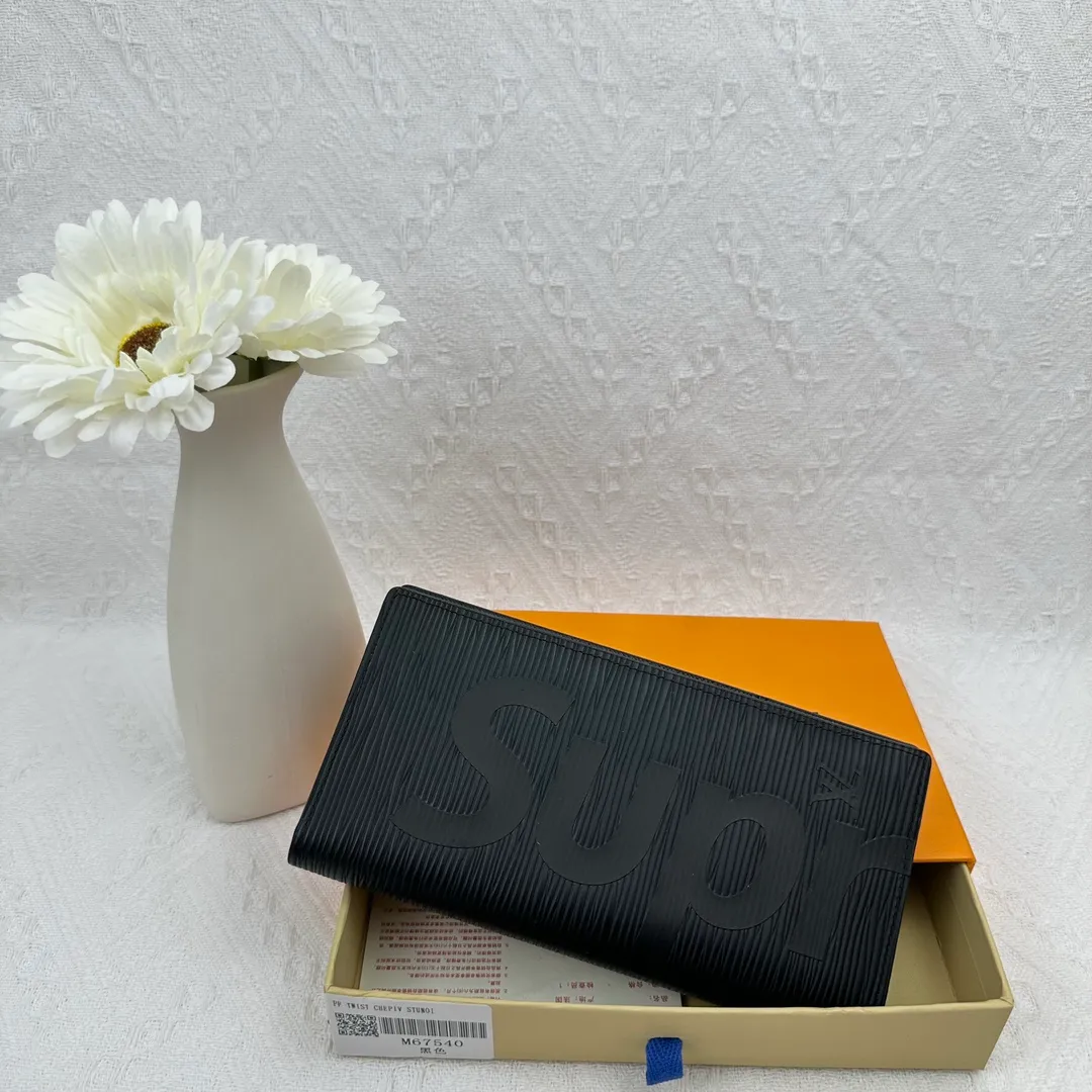 P106 Top Original M67540 This long wraparound zip wallet made of Epi leather is the ideal travel companion. Not only is it shiny and beautiful, it can easily hold credit cards, bills, change, banknotes, a checkbook and a pen all at once. The collaboration between LV and Supreme has caused a buying craze. Supreme is an American street fashion brand founded by James Jebbia in 1994. It is mainly based on skateboarding and hip-hop culture. The LV water ripple long zipper wallet has an excellent feel and is durable. It is made of top-grade cowhide material, full of vitality and ten times more attractive.