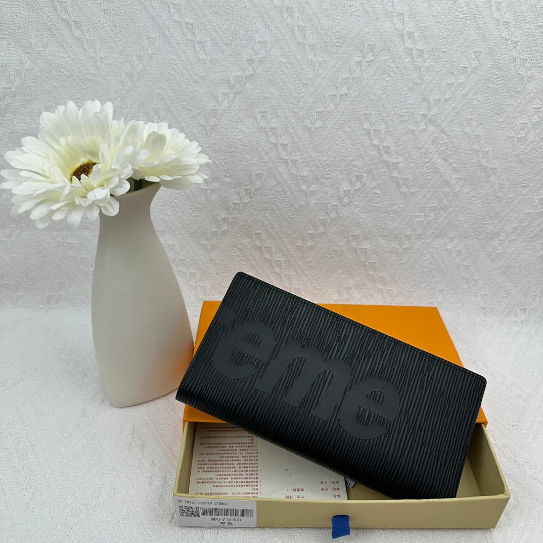 P106 Top Original M67540 This long wraparound zip wallet made of Epi leather is the ideal travel companion. Not only is it shiny and beautiful, it can easily hold credit cards, bills, change, banknotes, a checkbook and a pen all at once. The collaboration between LV and Supreme has caused a buying craze. Supreme is an American street fashion brand founded by James Jebbia in 1994. It is mainly based on skateboarding and hip-hop culture. The LV water ripple long zipper wallet has an excellent feel and is durable. It is made of top-grade cowhide material, full of vitality and ten times more attractive.