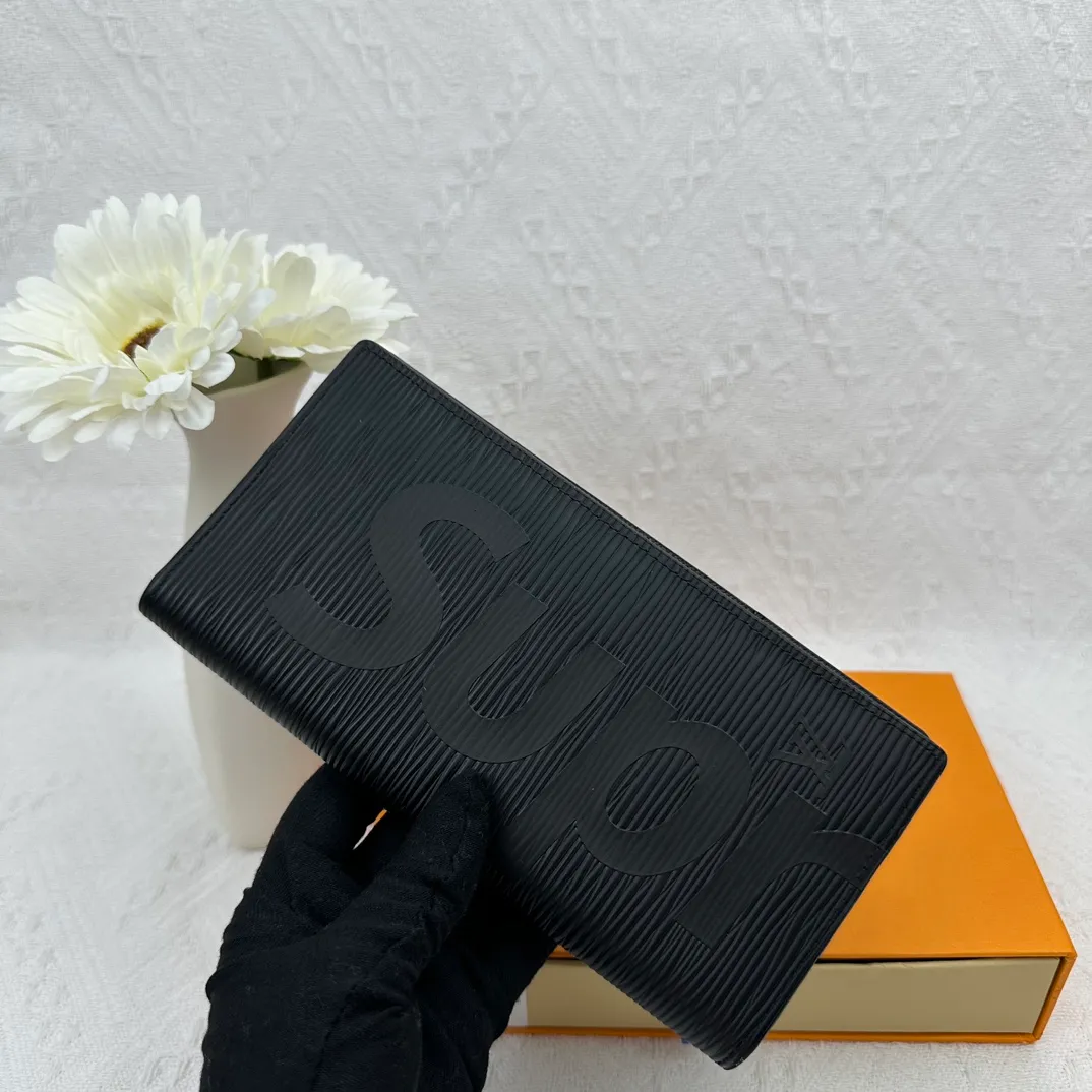 P106 Top Original M67540 This long wraparound zip wallet made of Epi leather is the ideal travel companion. Not only is it shiny and beautiful, it can easily hold credit cards, bills, change, banknotes, a checkbook and a pen all at once. The collaboration between LV and Supreme has caused a buying craze. Supreme is an American street fashion brand founded by James Jebbia in 1994. It is mainly based on skateboarding and hip-hop culture. The LV water ripple long zipper wallet has an excellent feel and is durable. It is made of top-grade cowhide material, full of vitality and ten times more attractive.