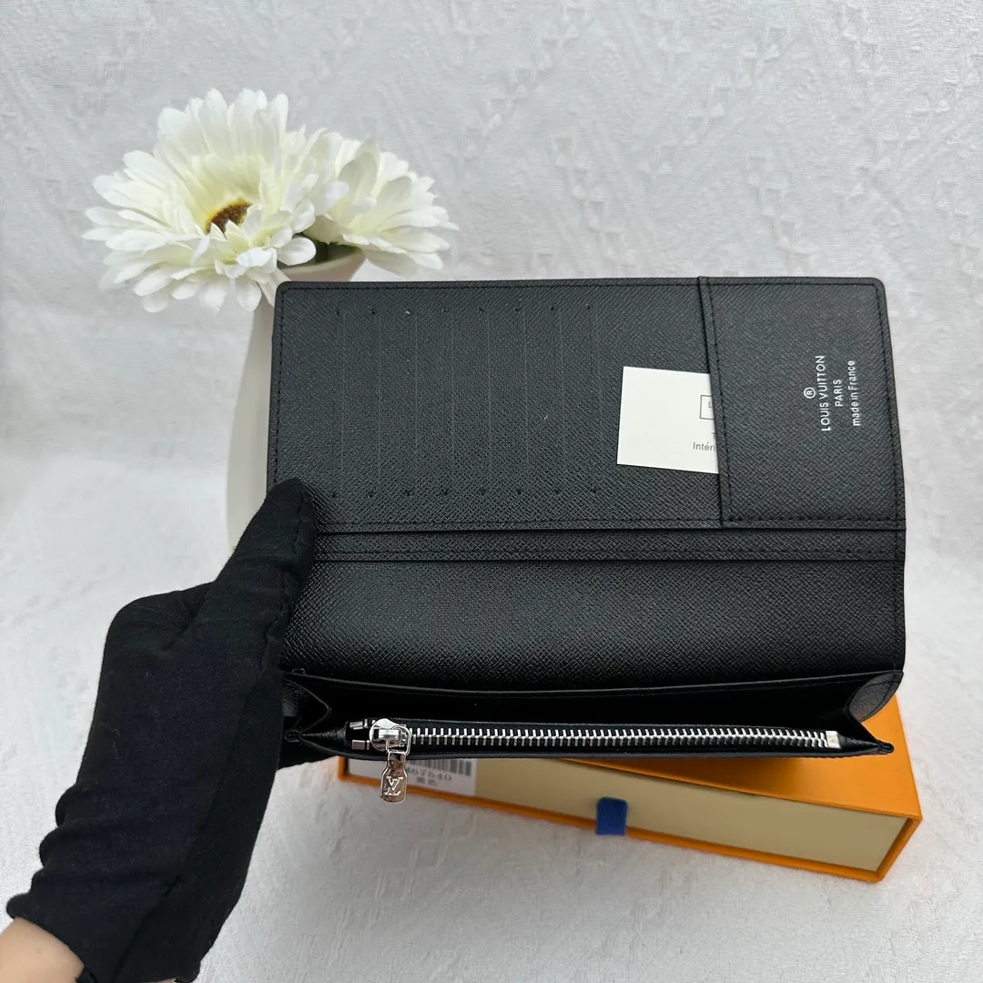 P106 Top Original M67540 This long wraparound zip wallet made of Epi leather is the ideal travel companion. Not only is it shiny and beautiful, it can easily hold credit cards, bills, change, banknotes, a checkbook and a pen all at once. The collaboration between LV and Supreme has caused a buying craze. Supreme is an American street fashion brand founded by James Jebbia in 1994. It is mainly based on skateboarding and hip-hop culture. The LV water ripple long zipper wallet has an excellent feel and is durable. It is made of top-grade cowhide material, full of vitality and ten times more attractive.