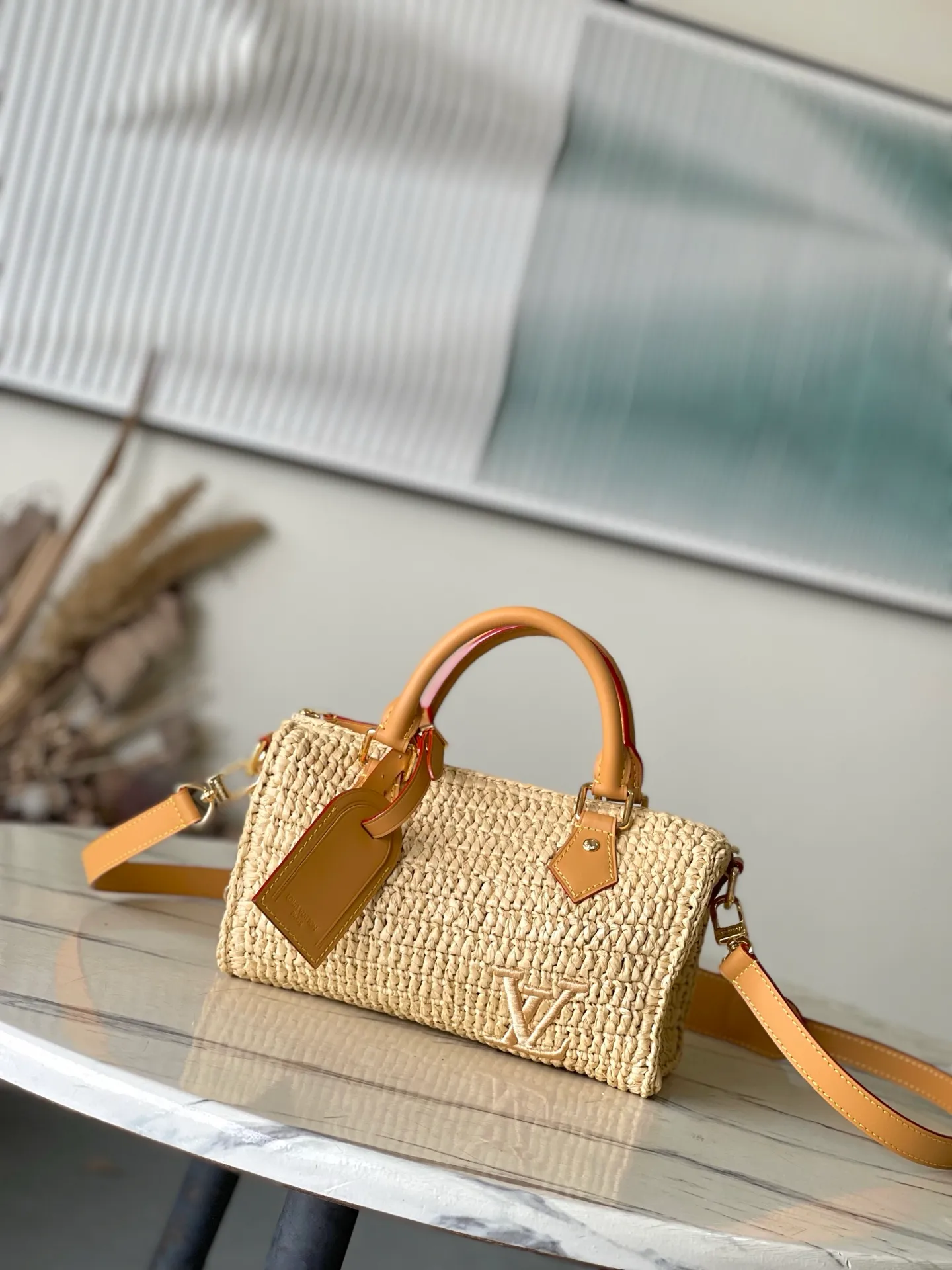💰1460 Top original order M14456 No. This Speedy 25 Bandouliere handbag is made of raffia. It uses exquisite craftsmanship to give each finished product a unique style, and then uses distressed cow leather to add a retro charm. The LV lettering is embroidered in a corner of the front, and the top handle and detachable and adjustable shoulder strap allow for flexible carrying. Dimensions: 25 × 15 × 11 cm