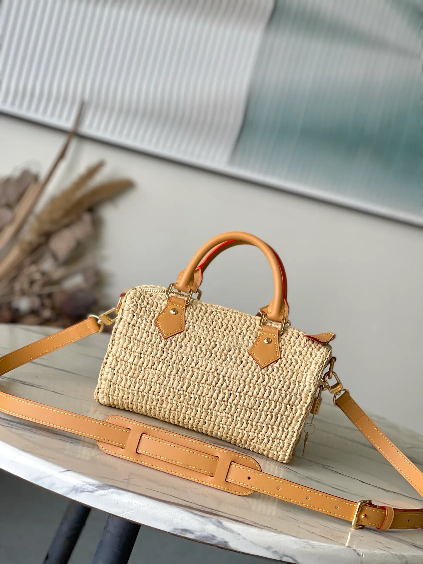 💰1460 Top original order M14456 No. This Speedy 25 Bandouliere handbag is made of raffia. It uses exquisite craftsmanship to give each finished product a unique style, and then uses distressed cow leather to add a retro charm. The LV lettering is embroidered in a corner of the front, and the top handle and detachable and adjustable shoulder strap allow for flexible carrying. Dimensions: 25 × 15 × 11 cm