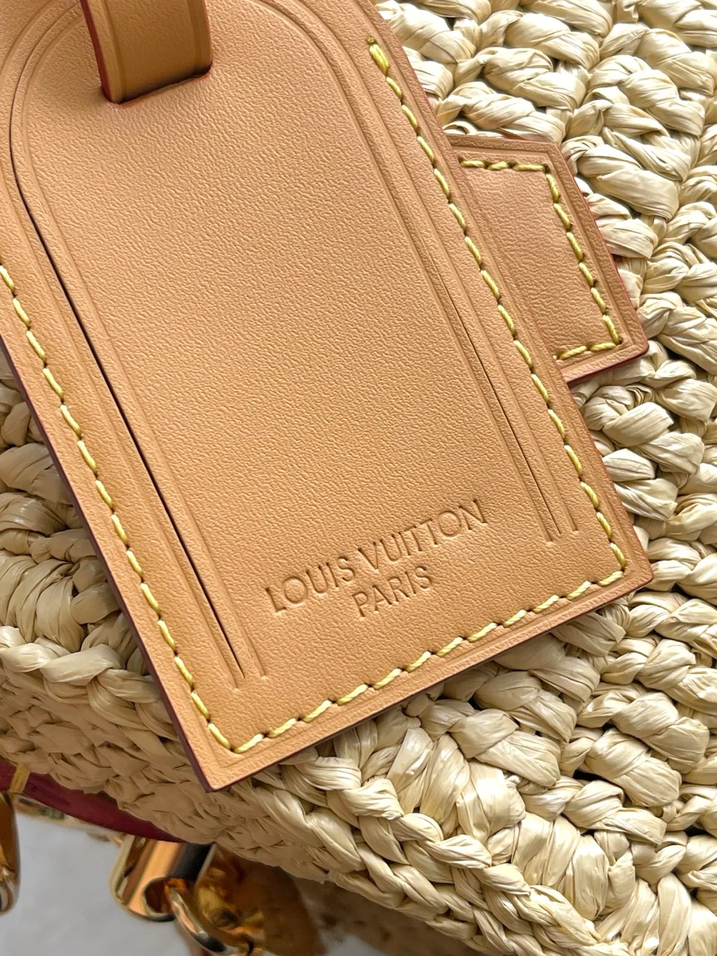 💰1460 Top original order M14456 No. This Speedy 25 Bandouliere handbag is made of raffia. It uses exquisite craftsmanship to give each finished product a unique style, and then uses distressed cow leather to add a retro charm. The LV lettering is embroidered in a corner of the front, and the top handle and detachable and adjustable shoulder strap allow for flexible carrying. Dimensions: 25 × 15 × 11 cm