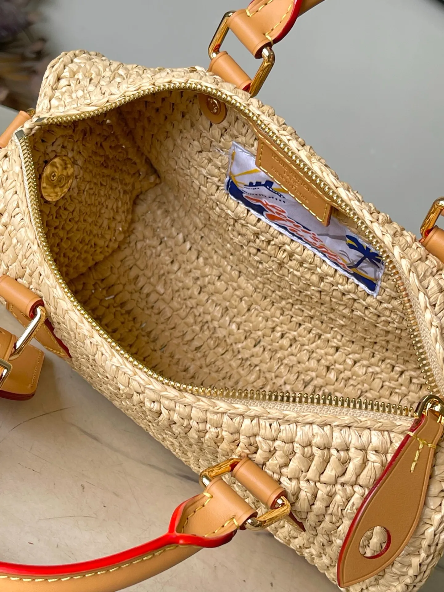💰1460 Top original order M14456 No. This Speedy 25 Bandouliere handbag is made of raffia. It uses exquisite craftsmanship to give each finished product a unique style, and then uses distressed cow leather to add a retro charm. The LV lettering is embroidered in a corner of the front, and the top handle and detachable and adjustable shoulder strap allow for flexible carrying. Dimensions: 25 × 15 × 11 cm