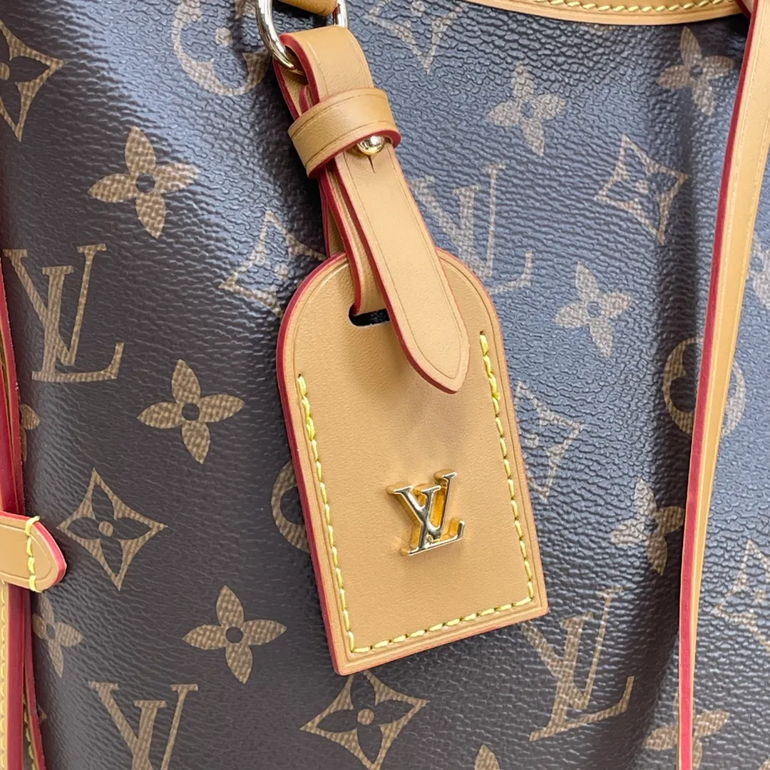 [Upgraded version] P500💰Upgraded version M46203 comes with gift box packaging💝🔘Carryall PM bag (small size) The most worth buying Carryall presbyopic series ~ It’s simply yyds! 👜The Carryall handbag adopts the consistent design of the Lv family hobo handbag in appearance; it also adds a girly bow element🎀 Equipped with a detachable zippered mini bag, 🉑️ it can be used as a coin purse or can be equipped with its own chain. With some decorations, it can become a new small bag. It is multi-purpose and super practical. As a functional commuting tote bag, the Carryall combines the advantages of durability, versatility and never goes out of style. It can be worn whether you are cool or lazy 😎 Dimensions: 29 x 24 x 12cm