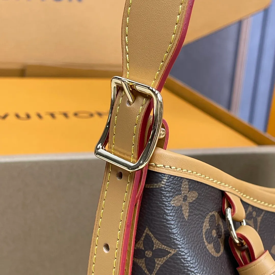 [Upgraded version] P500💰Upgraded version M46203 comes with gift box packaging💝🔘Carryall PM bag (small size) The most worth buying Carryall presbyopic series ~ It’s simply yyds! 👜The Carryall handbag adopts the consistent design of the Lv family hobo handbag in appearance; it also adds a girly bow element🎀 Equipped with a detachable zippered mini bag, 🉑️ it can be used as a coin purse or can be equipped with its own chain. With some decorations, it can become a new small bag. It is multi-purpose and super practical. As a functional commuting tote bag, the Carryall combines the advantages of durability, versatility and never goes out of style. It can be worn whether you are cool or lazy 😎 Dimensions: 29 x 24 x 12cm