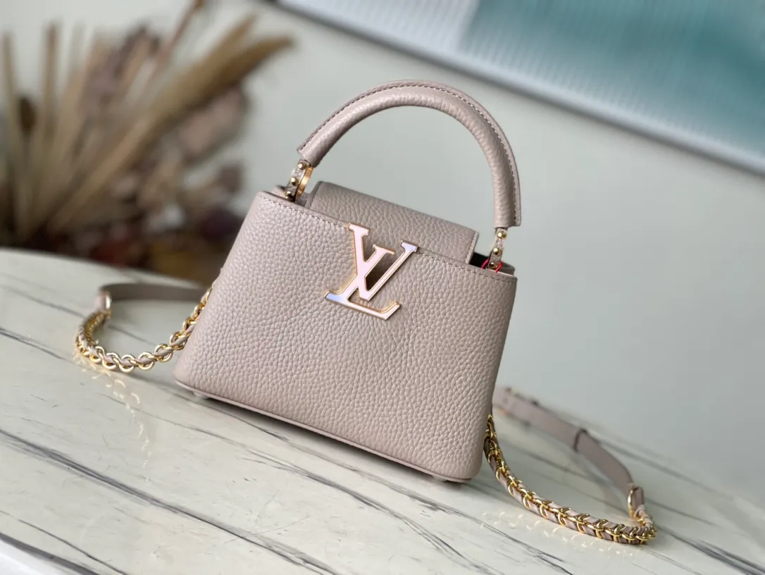💰2160 (Special grade original leather) M23082 Elephant gray and white shell buckle Full leather cap Naying series Chinese Valentine's Day limited edition/mini Capucines BB handbag from LV Milky Way series, presenting an exclusive gift for Valentine's Day. Taurillon leather is dip-dyed in soft tones, while the metallic hardware's dazzling shine and iridescent gradient provide elegant contrast. The detachable chain and leather shoulder strap make it easy to carry over the shoulder or cross-body. 21×14×8cm (length x height x width)