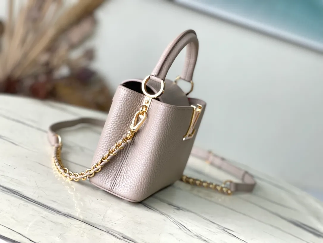 💰2160 (Special grade original leather) M23082 Elephant gray and white shell buckle Full leather cap Naying series Chinese Valentine's Day limited edition/mini Capucines BB handbag from LV Milky Way series, presenting an exclusive gift for Valentine's Day. Taurillon leather is dip-dyed in soft tones, while the metallic hardware's dazzling shine and iridescent gradient provide elegant contrast. The detachable chain and leather shoulder strap make it easy to carry over the shoulder or cross-body. 21×14×8cm (length x height x width)