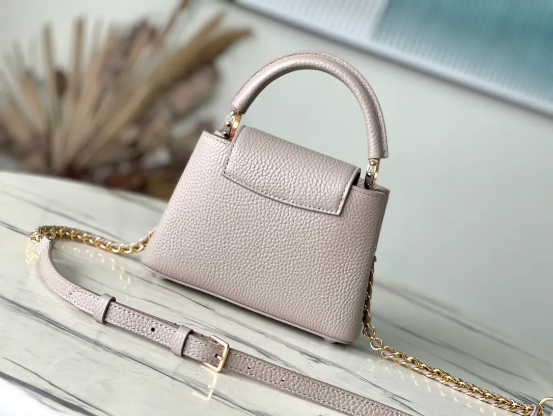 💰2160 (Special grade original leather) M23082 Elephant gray and white shell buckle Full leather cap Naying series Chinese Valentine's Day limited edition/mini Capucines BB handbag from LV Milky Way series, presenting an exclusive gift for Valentine's Day. Taurillon leather is dip-dyed in soft tones, while the metallic hardware's dazzling shine and iridescent gradient provide elegant contrast. The detachable chain and leather shoulder strap make it easy to carry over the shoulder or cross-body. 21×14×8cm (length x height x width)
