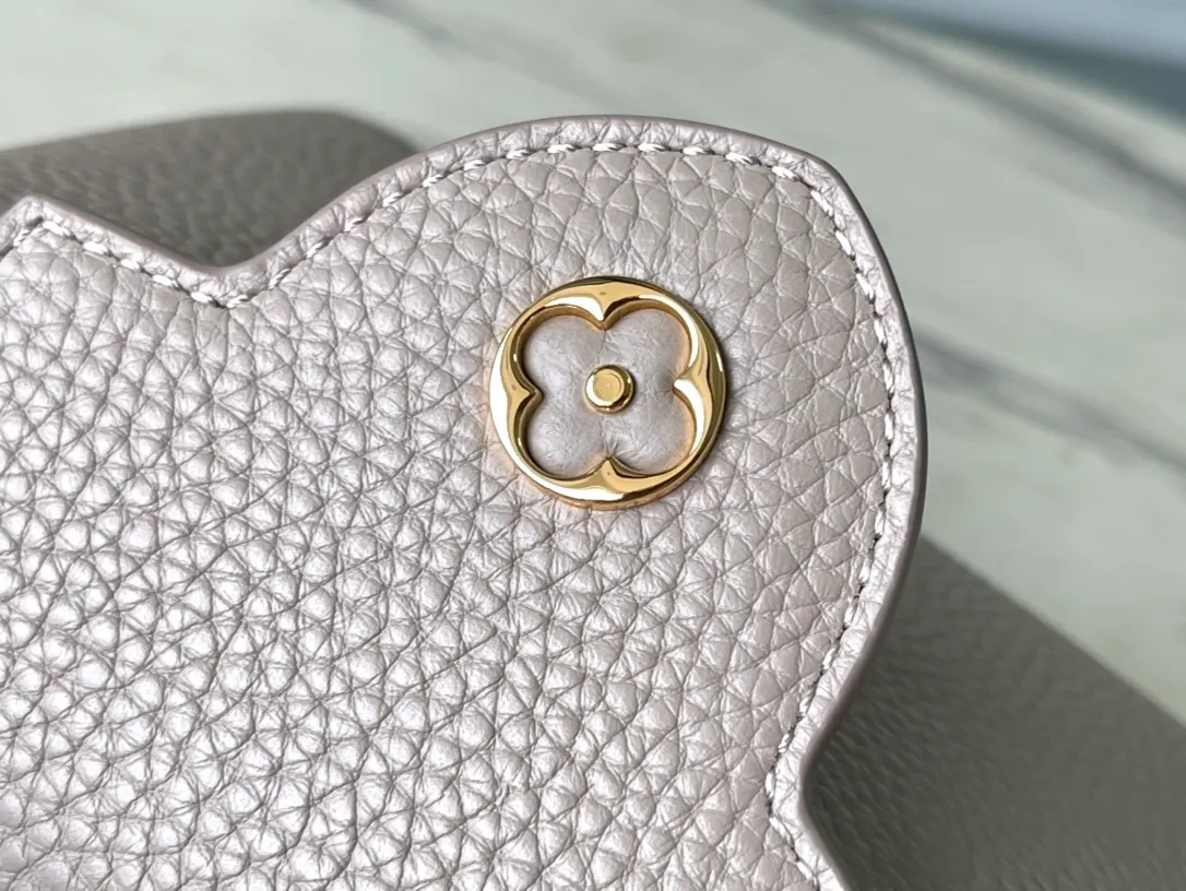 💰2160 (Special grade original leather) M23082 Elephant gray and white shell buckle Full leather cap Naying series Chinese Valentine's Day limited edition/mini Capucines BB handbag from LV Milky Way series, presenting an exclusive gift for Valentine's Day. Taurillon leather is dip-dyed in soft tones, while the metallic hardware's dazzling shine and iridescent gradient provide elegant contrast. The detachable chain and leather shoulder strap make it easy to carry over the shoulder or cross-body. 21×14×8cm (length x height x width)