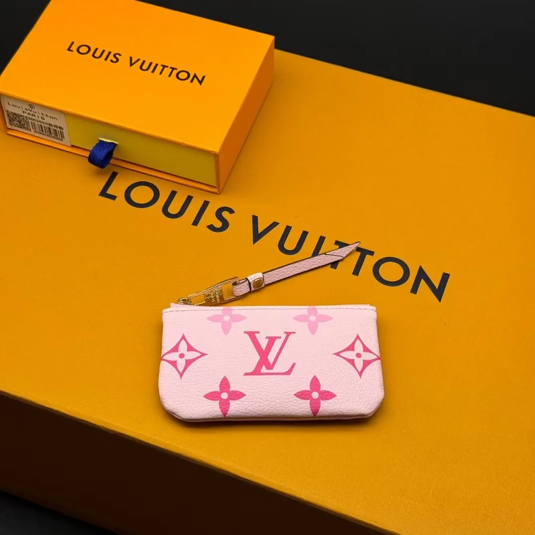 P100💰 💎Upgraded from the original version🇫🇷 This Damier small leather bag can hold change and keys, and can be easily put into a handbag or clothing pocket. Key ring, key hook can be hung on the D-ring provided with most Louis Vuitton handbags, zipper closure, Damier canvas texture and embossed calfskin, shiny gold-tone hardware. Model: M82203 M80885 M62650, size: 12x7cm