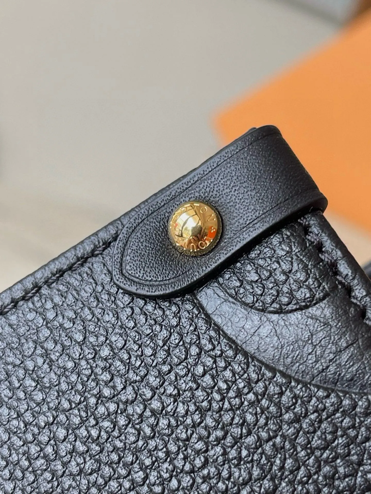 💰1040 (first-grain leather) top original M45653 black printed Onthego small Tote bag draws inspiration from the classic Sac Plat handbag in 1968. It is made of Monogram Empreinte leather with Medium Bicolor Monogram pattern embossed to create a miniature version, which can store daily needs such as iPad Mini. Flexible handles and detachable shoulder strap enrich carrying options. Dimensions: 25 x 19 x 11.5 cm