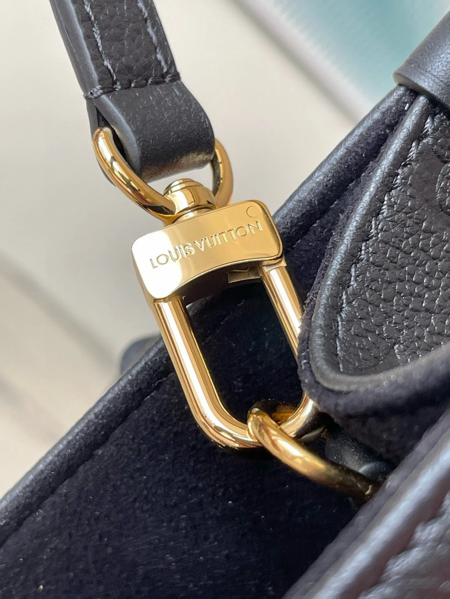 💰1040 (first-grain leather) top original M45653 black printed Onthego small Tote bag draws inspiration from the classic Sac Plat handbag in 1968. It is made of Monogram Empreinte leather with Medium Bicolor Monogram pattern embossed to create a miniature version, which can store daily needs such as iPad Mini. Flexible handles and detachable shoulder strap enrich carrying options. Dimensions: 25 x 19 x 11.5 cm