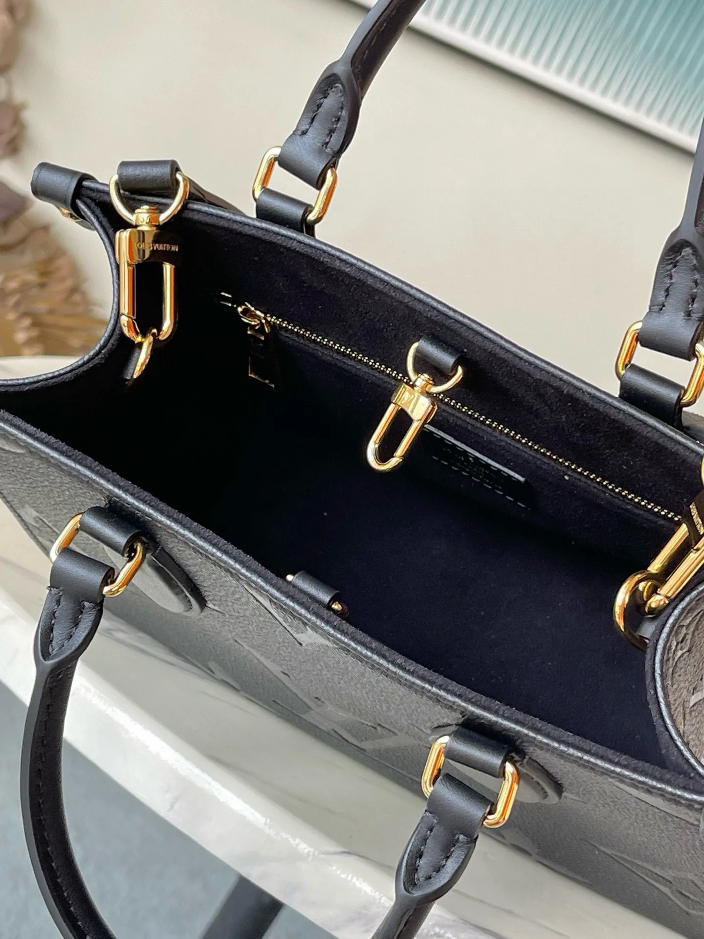 💰1040 (first-grain leather) top original M45653 black printed Onthego small Tote bag draws inspiration from the classic Sac Plat handbag in 1968. It is made of Monogram Empreinte leather with Medium Bicolor Monogram pattern embossed to create a miniature version, which can store daily needs such as iPad Mini. Flexible handles and detachable shoulder strap enrich carrying options. Dimensions: 25 x 19 x 11.5 cm