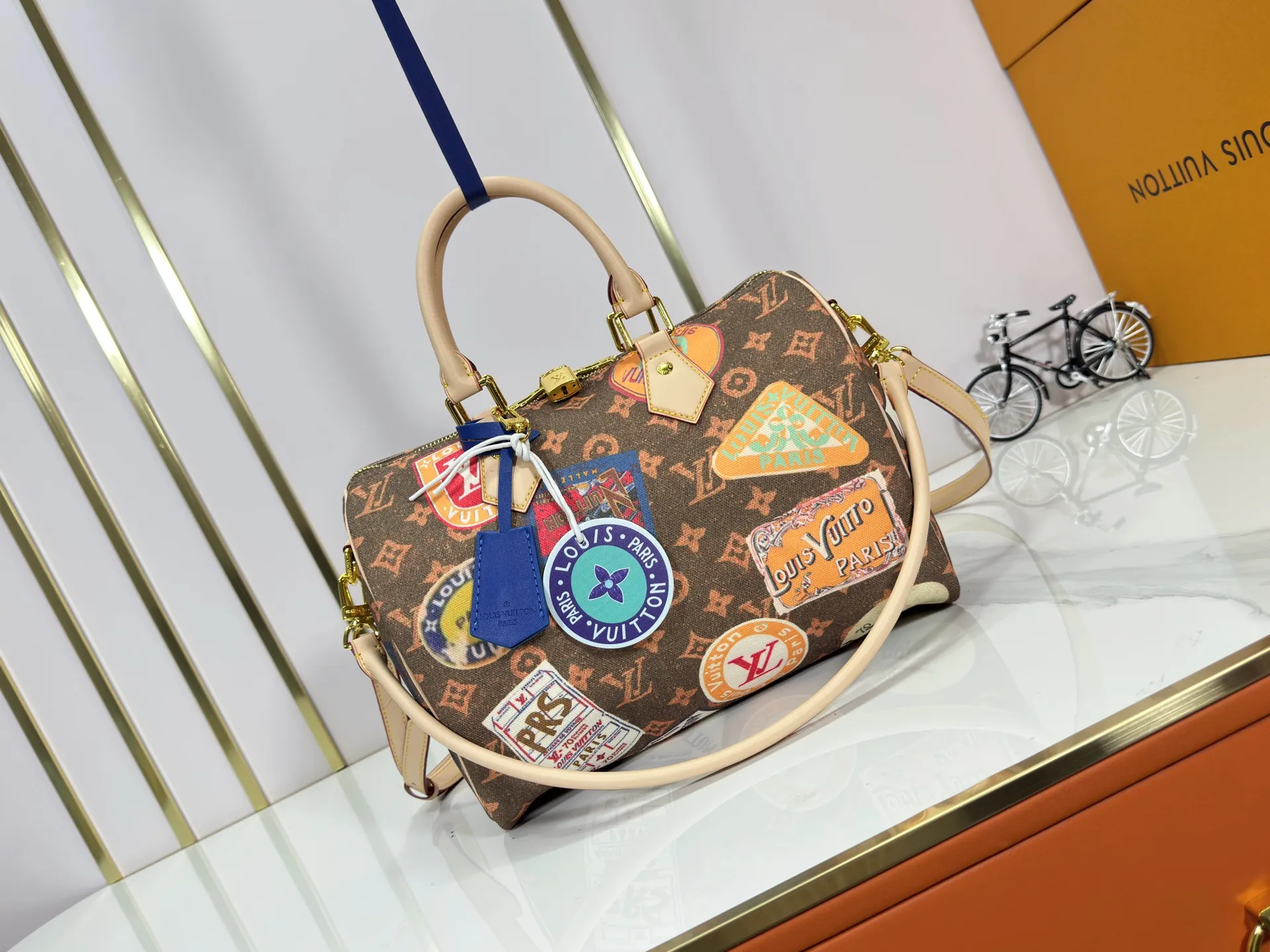 P300 upgraded original M14587 M40391 M14736 This Sedy Soft 30 handbag interprets the Monogram Dune with retro touches, with aircraft-shaped decoration and collage effect label, paying tribute to the design of the Gaston Louis Vuitton collection series. The long handle makes it easy to carry on the shoulder, making it a great travel companion. 30.0 x 21.0 x 17.0 cm (L x H x W) • Coated canvas • Cow leather trim • Metal hardware • Double zipper closure • Internal zippered pocket • Key holder • Patch name tag • Airplane style decoration • Holds 9" tablet, 6.7" smart phone, Ziy long wallet, keys, tissues, and sun • Shoulder strap: removable, non-adjustable • Strap half length: 24.0 cm • Handle: Double handle.