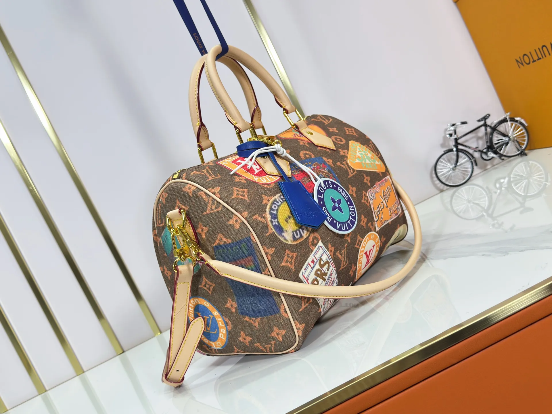 P300 upgraded original M14587 M40391 M14736 This Sedy Soft 30 handbag interprets the Monogram Dune with retro touches, with aircraft-shaped decoration and collage effect label, paying tribute to the design of the Gaston Louis Vuitton collection series. The long handle makes it easy to carry on the shoulder, making it a great travel companion. 30.0 x 21.0 x 17.0 cm (L x H x W) • Coated canvas • Cow leather trim • Metal hardware • Double zipper closure • Internal zippered pocket • Key holder • Patch name tag • Airplane style decoration • Holds 9" tablet, 6.7" smart phone, Ziy long wallet, keys, tissues, and sun • Shoulder strap: removable, non-adjustable • Strap half length: 24.0 cm • Handle: Double handle.
