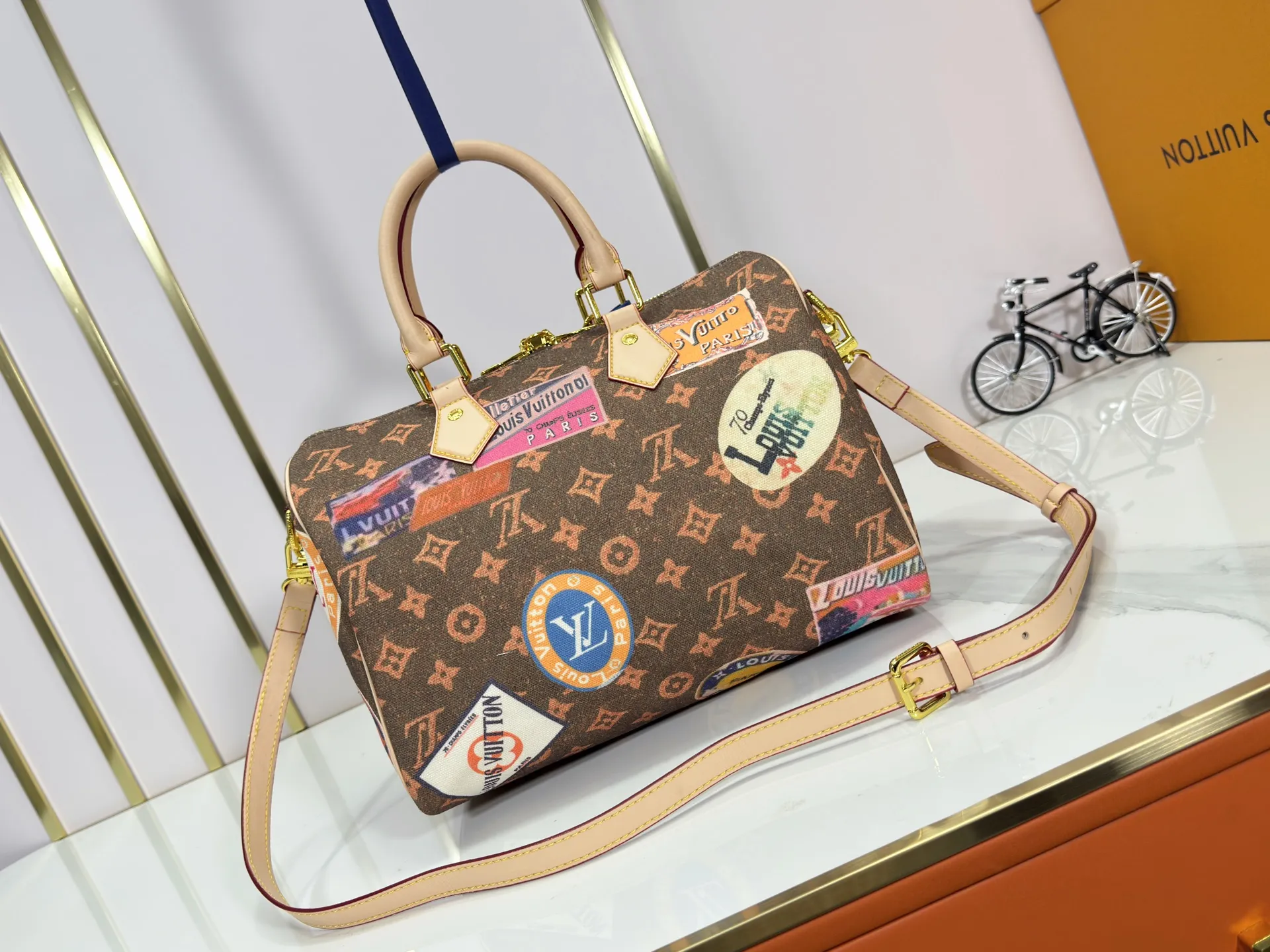 P300 upgraded original M14587 M40391 M14736 This Sedy Soft 30 handbag interprets the Monogram Dune with retro touches, with aircraft-shaped decoration and collage effect label, paying tribute to the design of the Gaston Louis Vuitton collection series. The long handle makes it easy to carry on the shoulder, making it a great travel companion. 30.0 x 21.0 x 17.0 cm (L x H x W) • Coated canvas • Cow leather trim • Metal hardware • Double zipper closure • Internal zippered pocket • Key holder • Patch name tag • Airplane style decoration • Holds 9" tablet, 6.7" smart phone, Ziy long wallet, keys, tissues, and sun • Shoulder strap: removable, non-adjustable • Strap half length: 24.0 cm • Handle: Double handle.