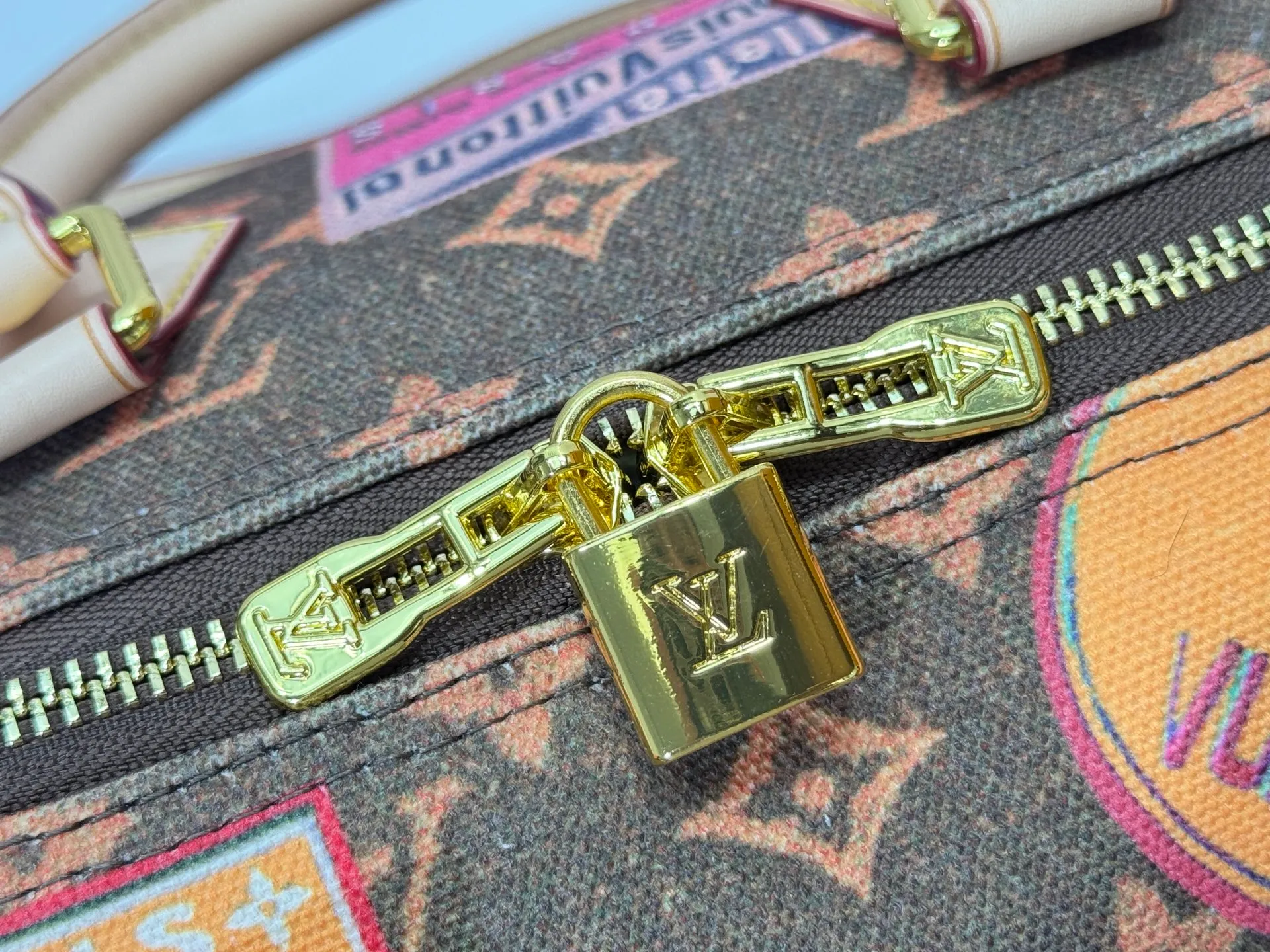 P300 upgraded original M14587 M40391 M14736 This Sedy Soft 30 handbag interprets the Monogram Dune with retro touches, with aircraft-shaped decoration and collage effect label, paying tribute to the design of the Gaston Louis Vuitton collection series. The long handle makes it easy to carry on the shoulder, making it a great travel companion. 30.0 x 21.0 x 17.0 cm (L x H x W) • Coated canvas • Cow leather trim • Metal hardware • Double zipper closure • Internal zippered pocket • Key holder • Patch name tag • Airplane style decoration • Holds 9" tablet, 6.7" smart phone, Ziy long wallet, keys, tissues, and sun • Shoulder strap: removable, non-adjustable • Strap half length: 24.0 cm • Handle: Double handle.