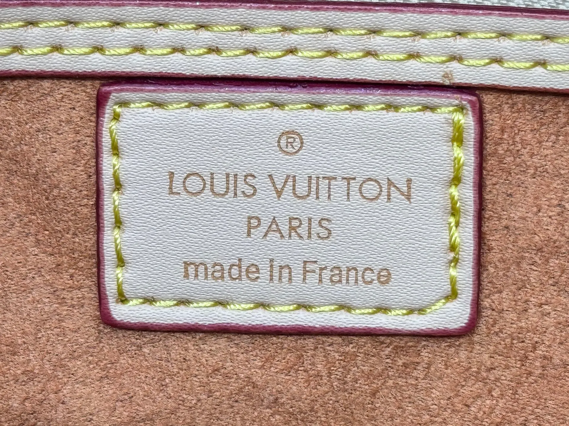 P300 upgraded original M14587 M40391 M14736 This Sedy Soft 30 handbag interprets the Monogram Dune with retro touches, with aircraft-shaped decoration and collage effect label, paying tribute to the design of the Gaston Louis Vuitton collection series. The long handle makes it easy to carry on the shoulder, making it a great travel companion. 30.0 x 21.0 x 17.0 cm (L x H x W) • Coated canvas • Cow leather trim • Metal hardware • Double zipper closure • Internal zippered pocket • Key holder • Patch name tag • Airplane style decoration • Holds 9" tablet, 6.7" smart phone, Ziy long wallet, keys, tissues, and sun • Shoulder strap: removable, non-adjustable • Strap half length: 24.0 cm • Handle: Double handle.
