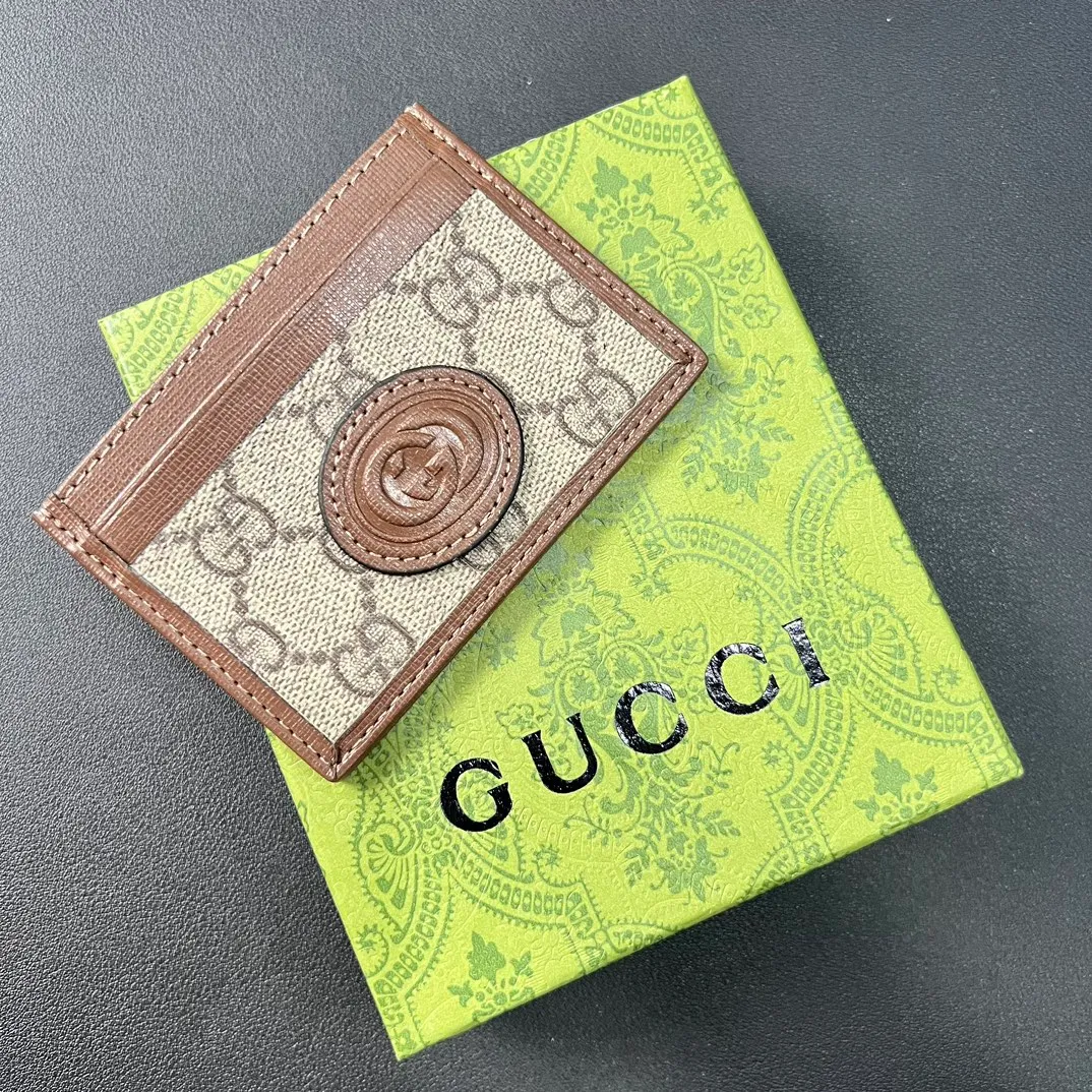 💰100 💎 Upgraded original version 🇮🇹 This card holder is ingeniously decorated with different styles of brand logos [Celebration] GG Supreme canvas material and oval interlocking double G logo complement each other, highlighting the elegance and extraordinary charm. Two archival details blend together to give this accessory a vintage feel. Style number: 673002 Size: 10x 7cm
