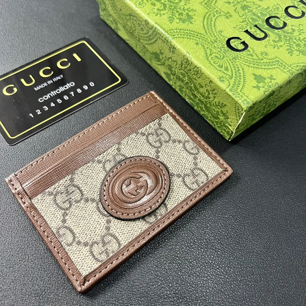💰100 💎 Upgraded original version 🇮🇹 This card holder is ingeniously decorated with different styles of brand logos [Celebration] GG Supreme canvas material and oval interlocking double G logo complement each other, highlighting the elegance and extraordinary charm. Two archival details blend together to give this accessory a vintage feel. Style number: 673002 Size: 10x 7cm