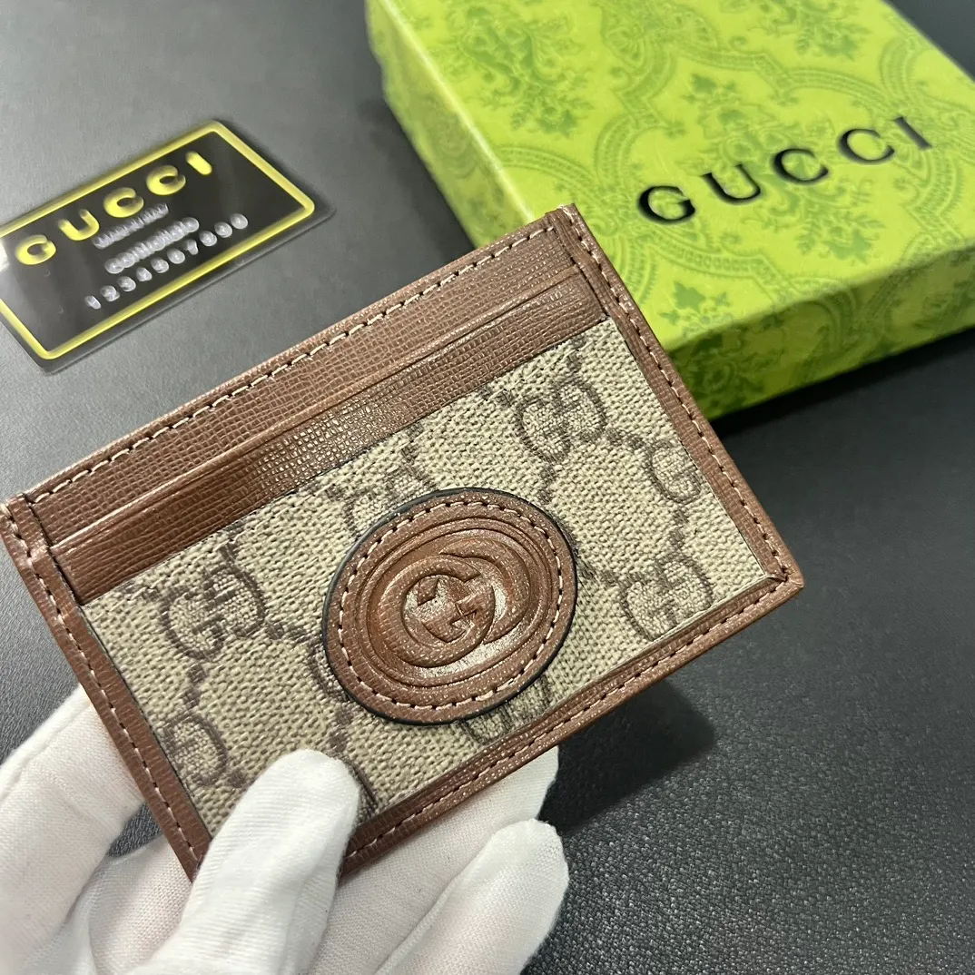 💰100 💎 Upgraded original version 🇮🇹 This card holder is ingeniously decorated with different styles of brand logos [Celebration] GG Supreme canvas material and oval interlocking double G logo complement each other, highlighting the elegance and extraordinary charm. Two archival details blend together to give this accessory a vintage feel. Style number: 673002 Size: 10x 7cm