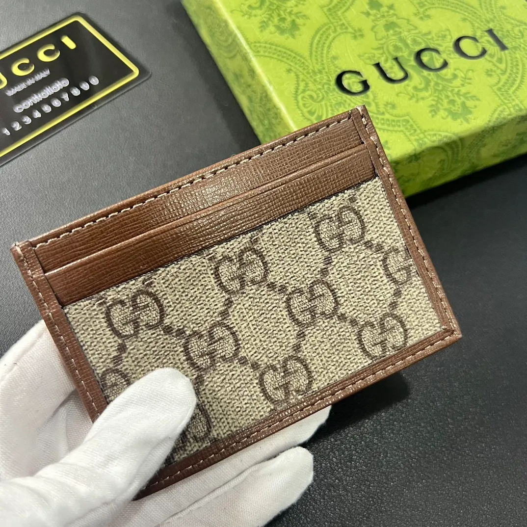 💰100 💎 Upgraded original version 🇮🇹 This card holder is ingeniously decorated with different styles of brand logos [Celebration] GG Supreme canvas material and oval interlocking double G logo complement each other, highlighting the elegance and extraordinary charm. Two archival details blend together to give this accessory a vintage feel. Style number: 673002 Size: 10x 7cm
