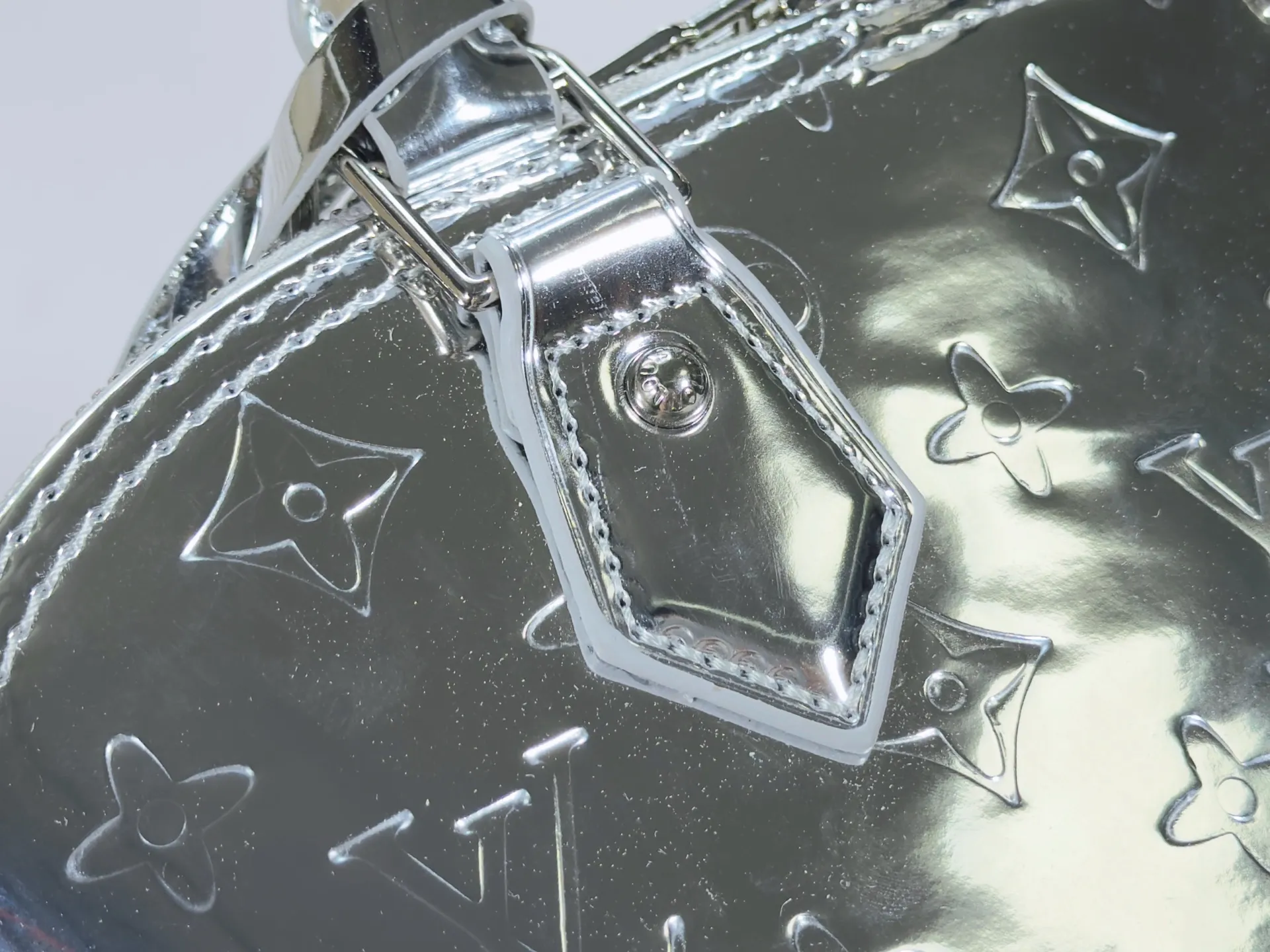 P260 upgraded original M26335 M53152 M53151 This large Alma handbag highlights the style of the LV Ski series with this season's technical details. The Monogram Miroir weather-resistant canvas surface is dip-dyed in Silver tones and paired with matching hardware for a dazzling look. Inject retro-futuristic style into any outfit. An LV logo padlock and removable shoulder strap complete the look. Dimensions: 32.0 x 24.0 x 15.0 (cm) ((length x height x width)