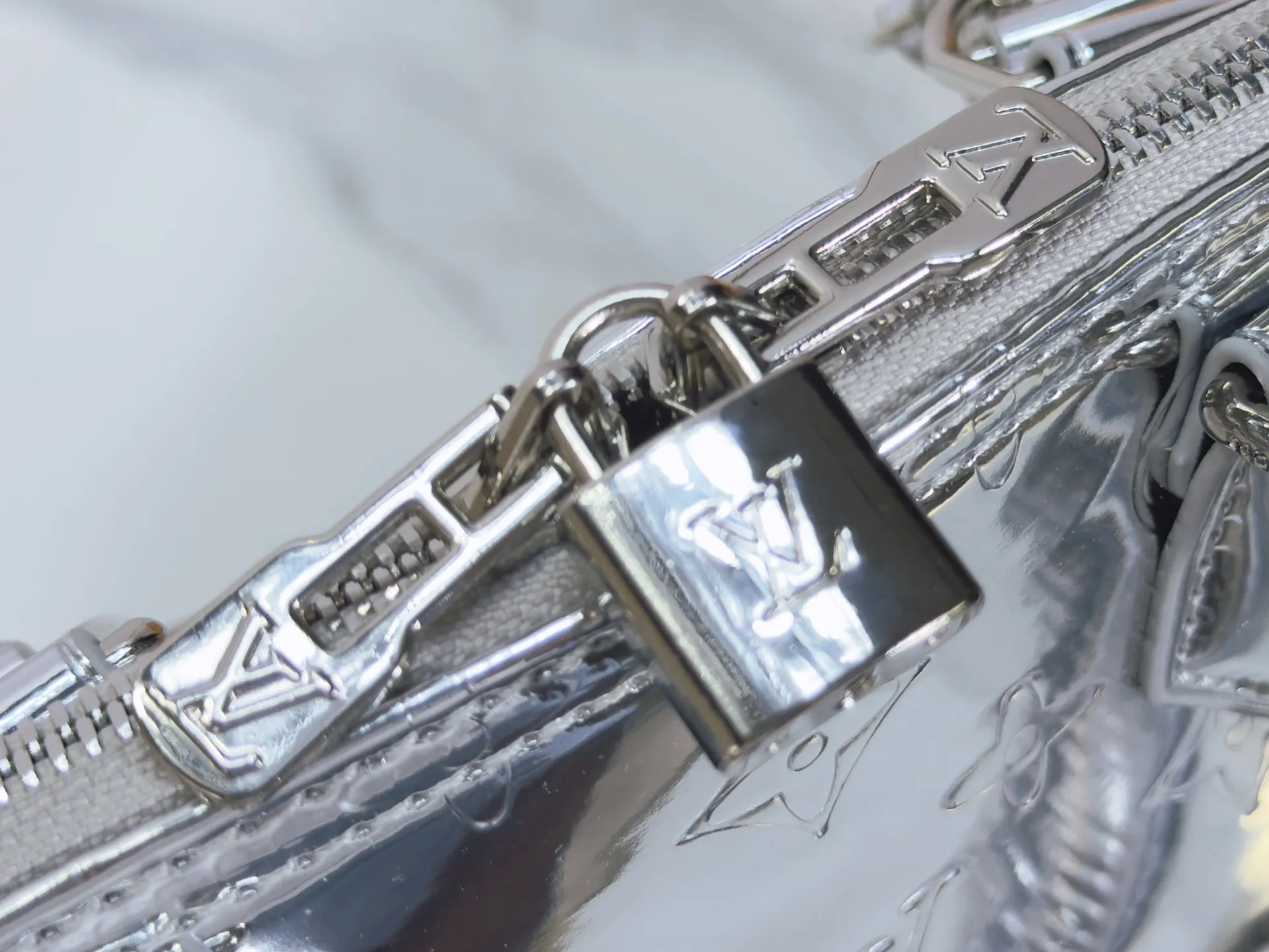 P260 upgraded original M26335 M53152 M53151 This large Alma handbag highlights the style of the LV Ski series with this season's technical details. The Monogram Miroir weather-resistant canvas surface is dip-dyed in Silver tones and paired with matching hardware for a dazzling look. Inject retro-futuristic style into any outfit. An LV logo padlock and removable shoulder strap complete the look. Dimensions: 32.0 x 24.0 x 15.0 (cm) ((length x height x width)