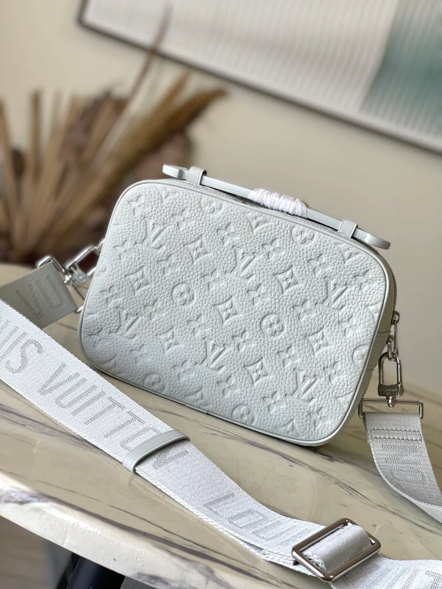 💰1200 (top layer leather) Top original order M23152 Gray green This S Lock messenger bag is made of grained Taurillon leather with LV letters and Monogram floral patterns embossed on it. The S Lock egg buckle opens the wide front pocket, recalling the suitcase lock design created by Georges Vuitton in 1886. The wide, removable and adjustable shoulder strap adds flexibility. Dimensions: 22 × 18 × 8 cm