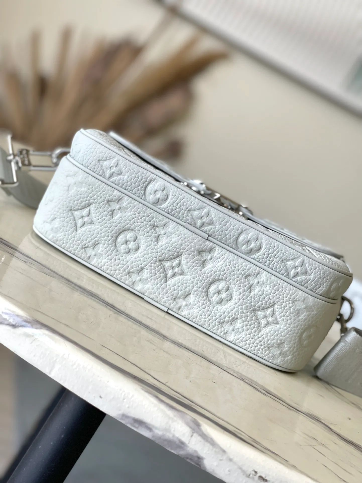💰1200 (top layer leather) Top original order M23152 Gray green This S Lock messenger bag is made of grained Taurillon leather with LV letters and Monogram floral patterns embossed on it. The S Lock egg buckle opens the wide front pocket, recalling the suitcase lock design created by Georges Vuitton in 1886. The wide, removable and adjustable shoulder strap adds flexibility. Dimensions: 22 × 18 × 8 cm