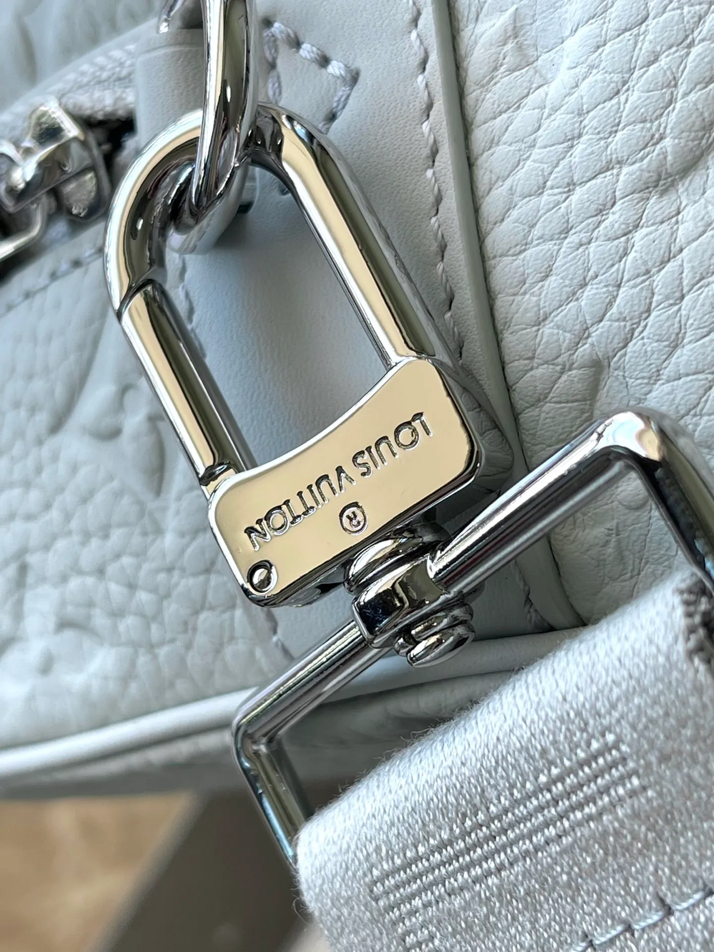 💰1200 (top layer leather) Top original order M23152 Gray green This S Lock messenger bag is made of grained Taurillon leather with LV letters and Monogram floral patterns embossed on it. The S Lock egg buckle opens the wide front pocket, recalling the suitcase lock design created by Georges Vuitton in 1886. The wide, removable and adjustable shoulder strap adds flexibility. Dimensions: 22 × 18 × 8 cm