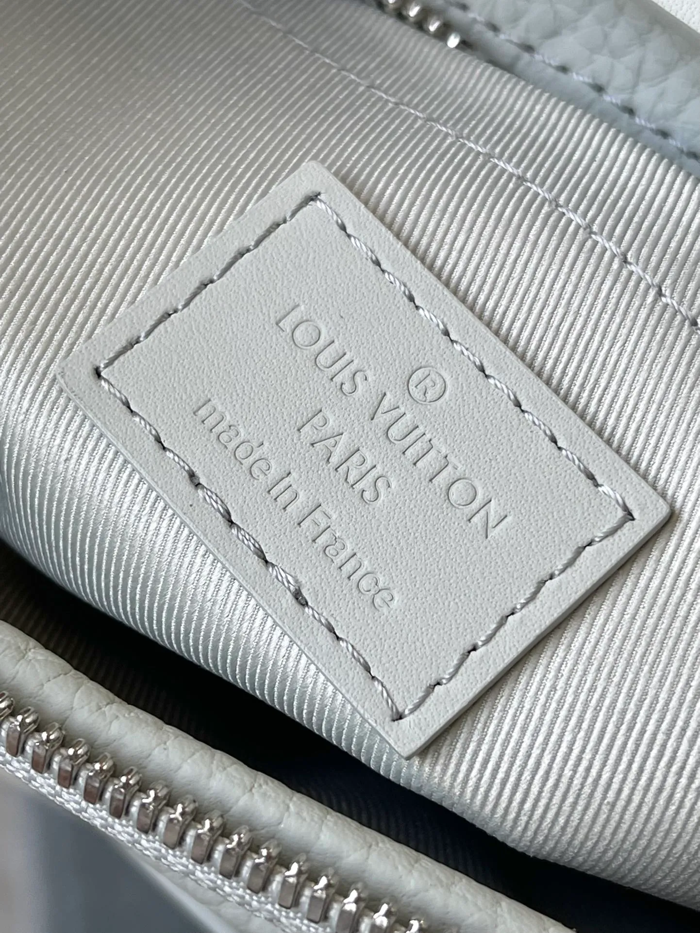 💰1200 (top layer leather) Top original order M23152 Gray green This S Lock messenger bag is made of grained Taurillon leather with LV letters and Monogram floral patterns embossed on it. The S Lock egg buckle opens the wide front pocket, recalling the suitcase lock design created by Georges Vuitton in 1886. The wide, removable and adjustable shoulder strap adds flexibility. Dimensions: 22 × 18 × 8 cm