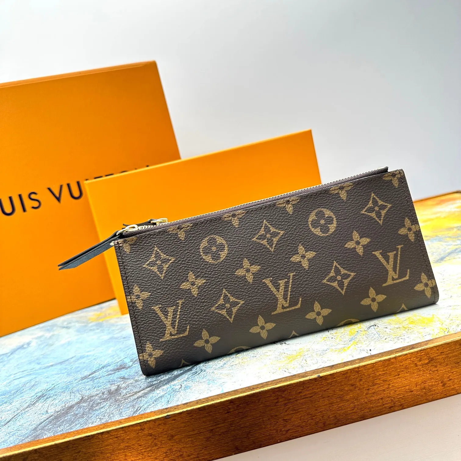 💰120 💎Top original version #Super practical, still popular# Official website synchronized version! Combining Louis Vuitton's classic Monogram canvas material with a bright colored leather lining, the stylish Adele wallet features a modern thin design, two leather zippers and a magnetic clasp for easy opening. It also works as a clutch. 12 credit card slots, 2 zippered compartments for coins or a smartphone, 2 flat interior pockets, embossed cowhide leather lining, shiny gold-tone hardware. ❤️Model: M61269 Size 21x9x2.