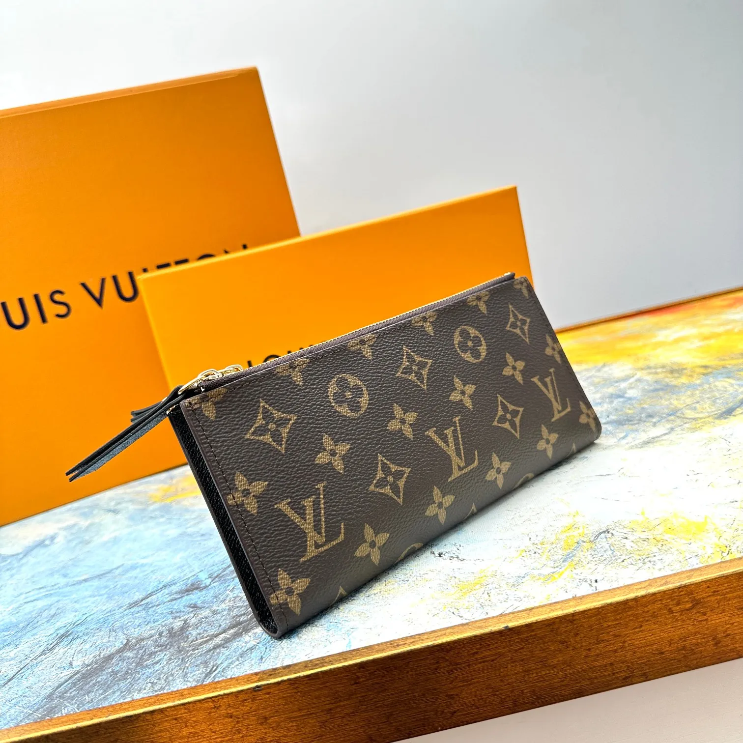 💰120 💎Top original version #Super practical, still popular# Official website synchronized version! Combining Louis Vuitton's classic Monogram canvas material with a bright colored leather lining, the stylish Adele wallet features a modern thin design, two leather zippers and a magnetic clasp for easy opening. It also works as a clutch. 12 credit card slots, 2 zippered compartments for coins or a smartphone, 2 flat interior pockets, embossed cowhide leather lining, shiny gold-tone hardware. ❤️Model: M61269 Size 21x9x2.